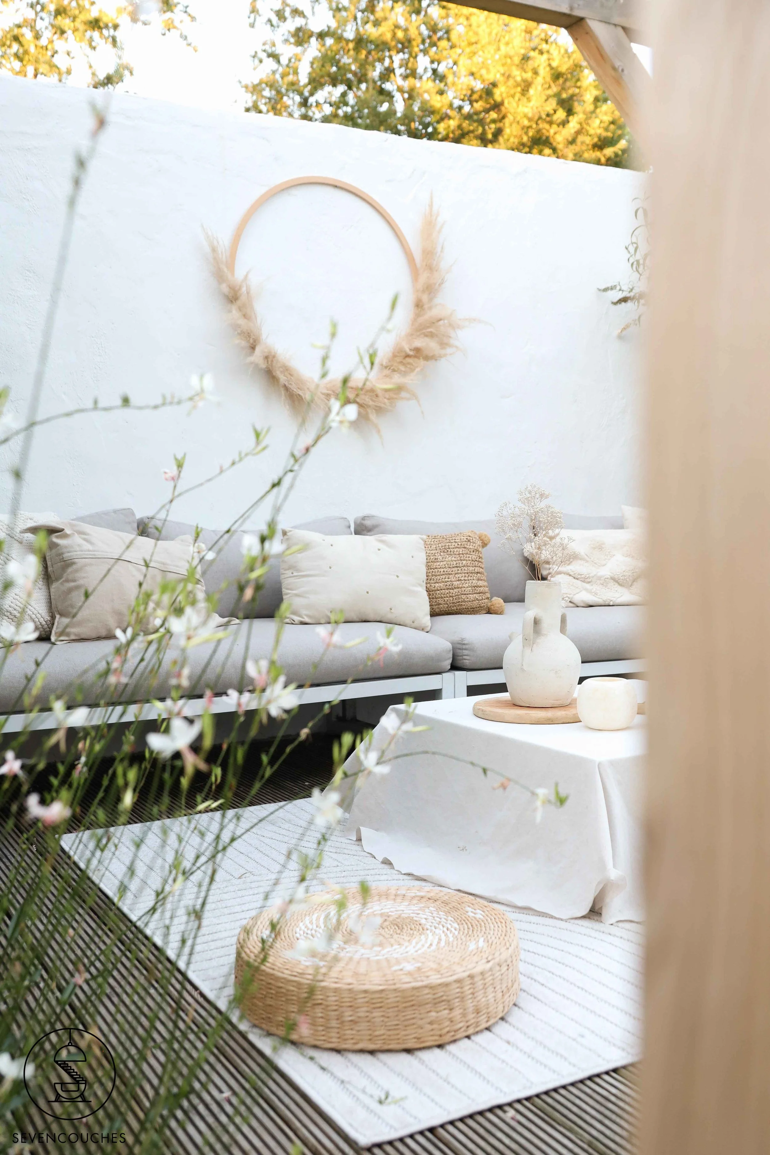 terras met tuinbank en kussens