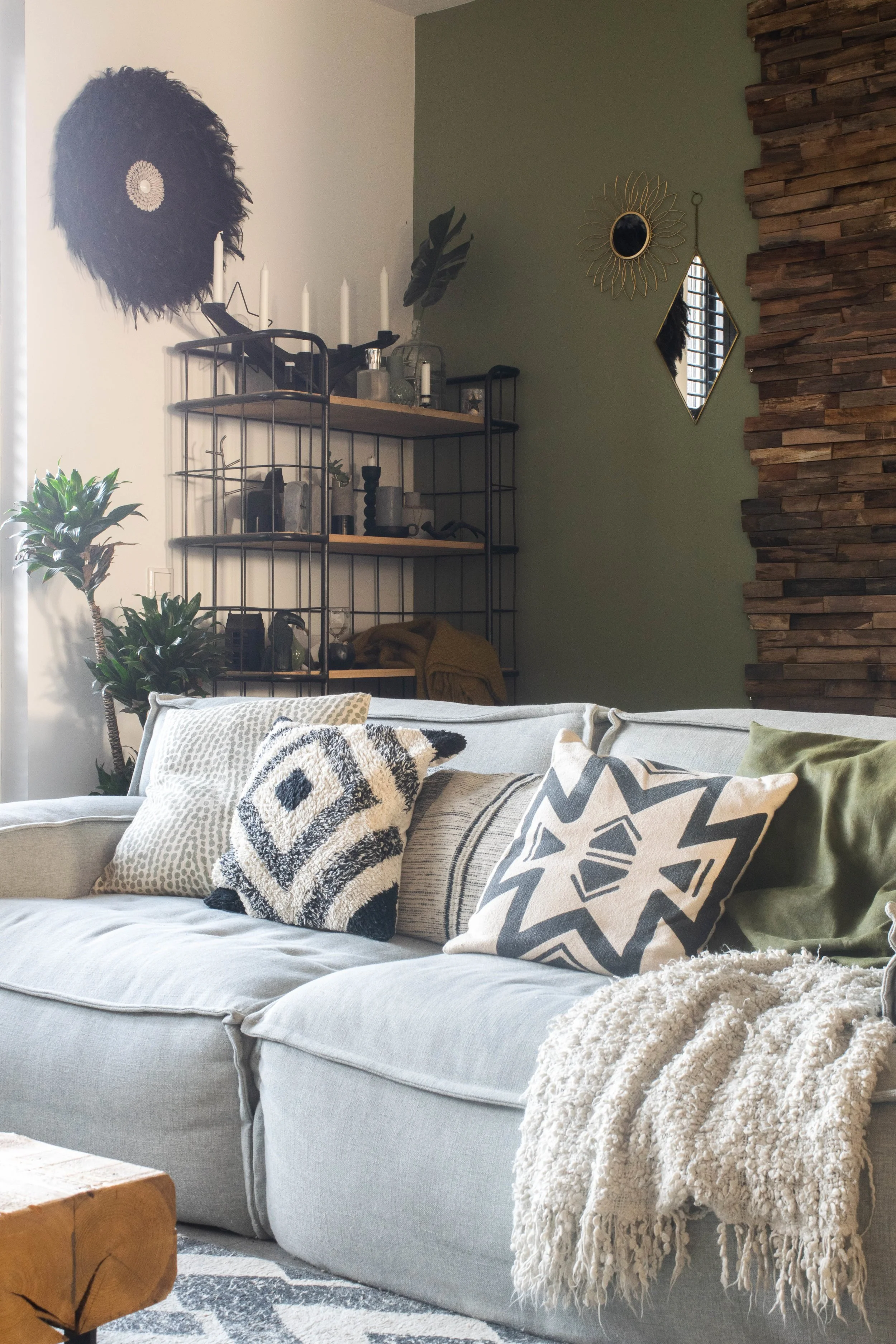 grijze bank met grafische kussens