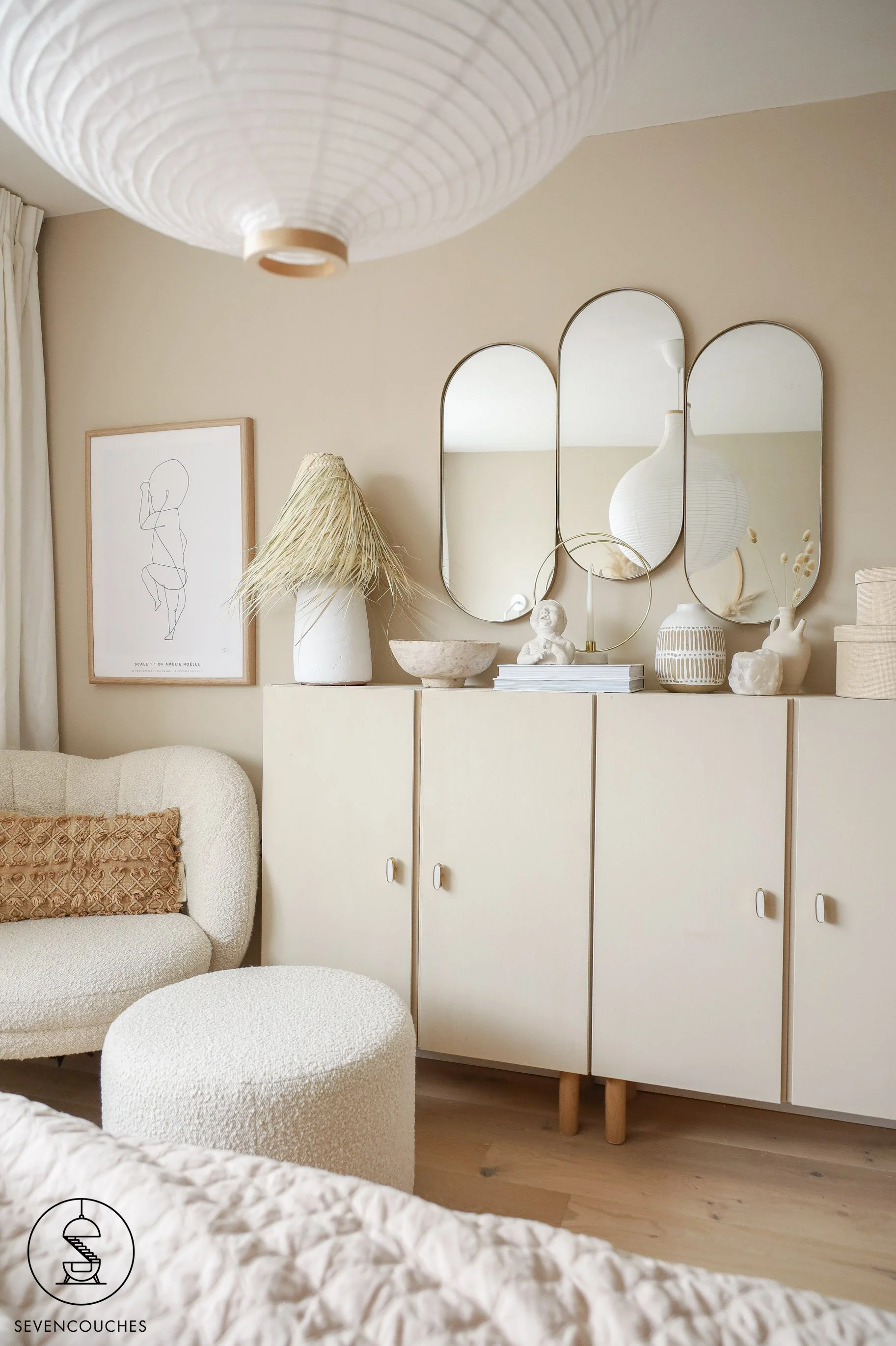 Ivar kasten met muurverf beschilderd met gouden marmeren knoppen