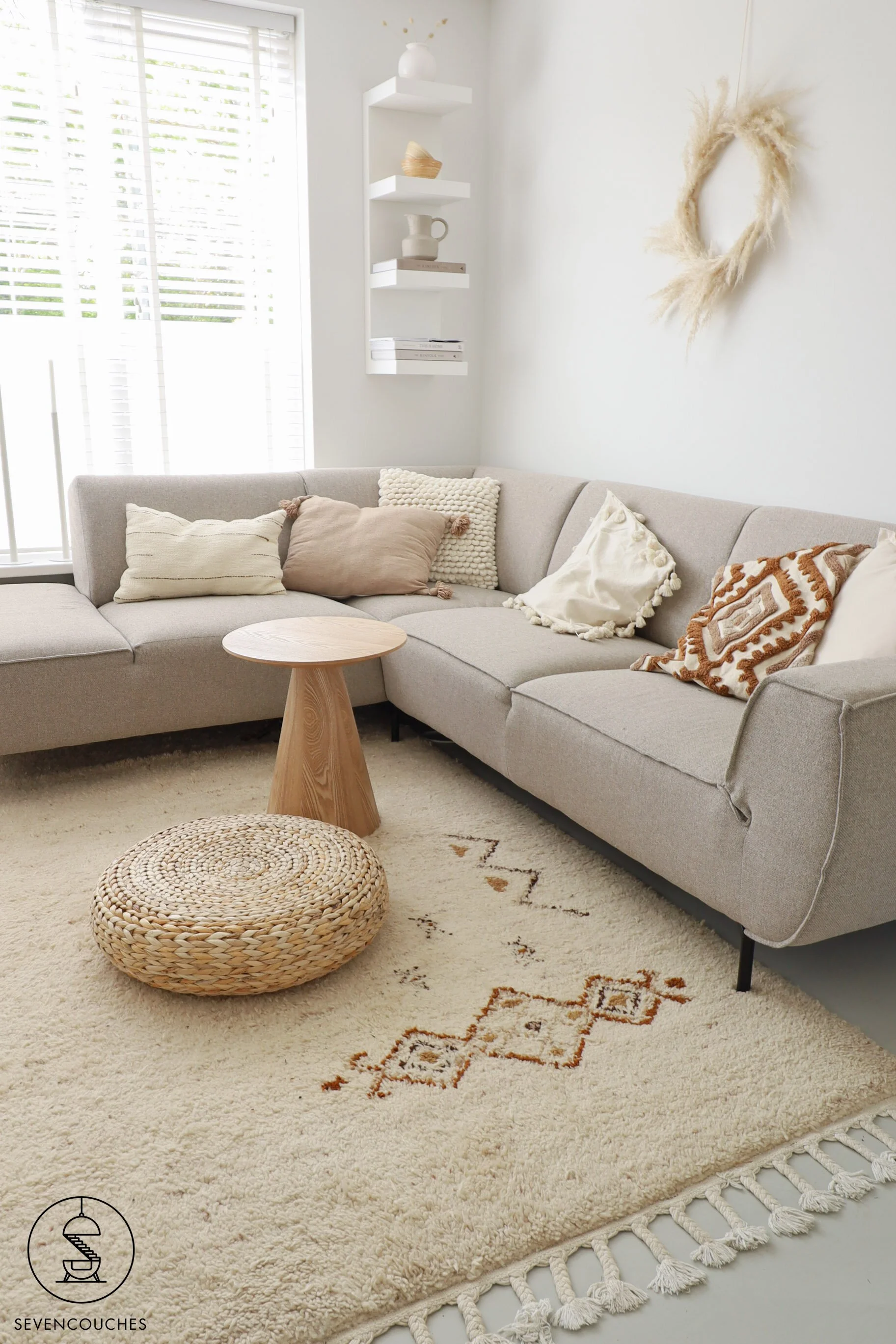 grijze bank met verschillende sierkussens