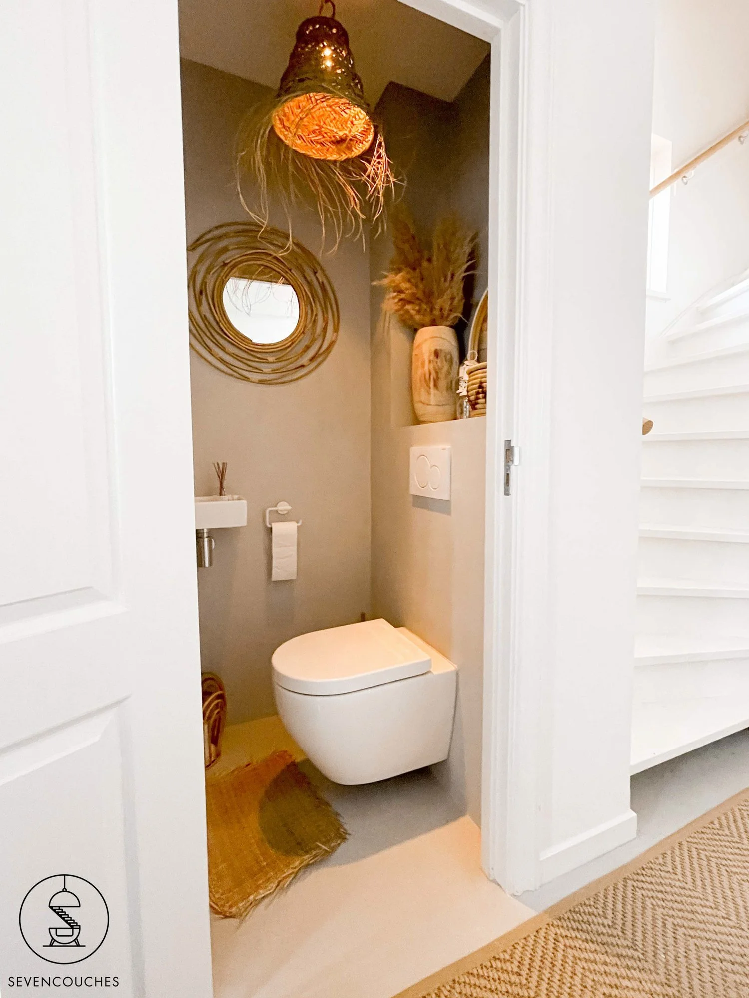Toilet met rotan accessoires gemaakt met Canon RP systeemcamera (groothoek)