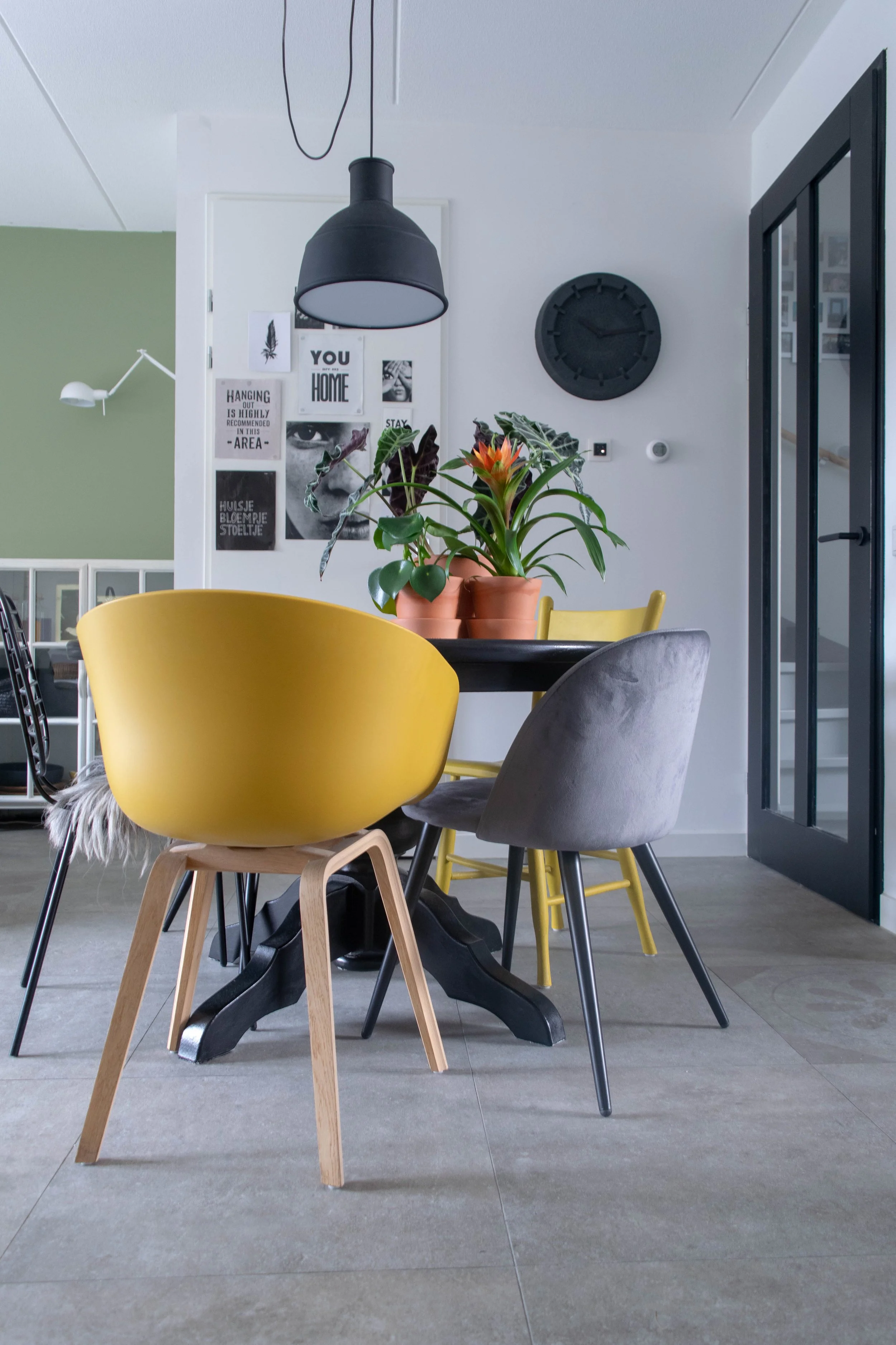 eettafel met gele stoel van HAY