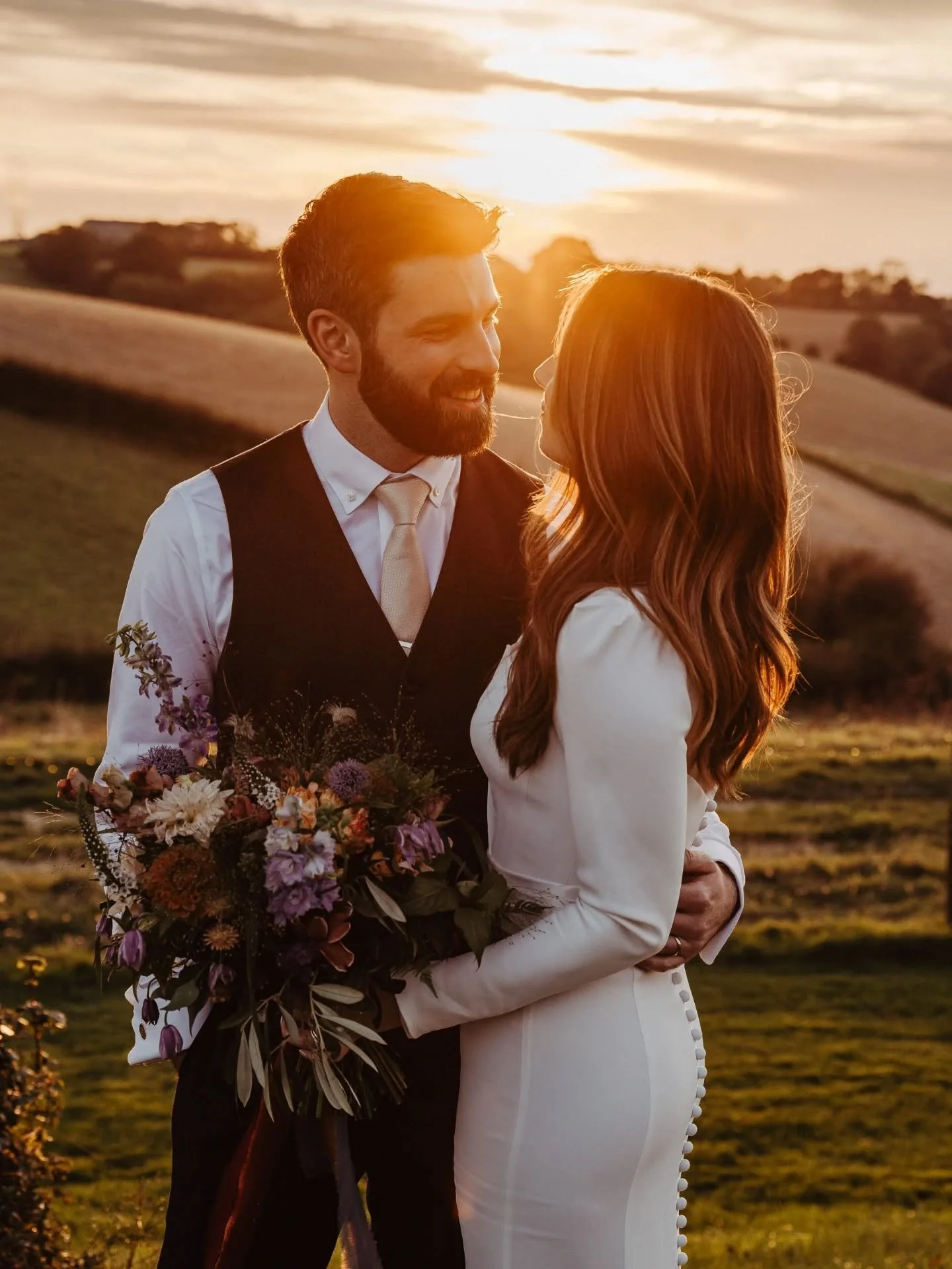 🍁Autumn @botleyhillbarn ~ sunlit silhouettes , rich &amp; rusty tones and magical candlelit moments 🍂

Captured by @joeburfordphotography

Botley Hill barn wedding | Surrey Wedding Venue | Kent Wedding Venue | Botley Wedding | Autumn wedding Inspo 