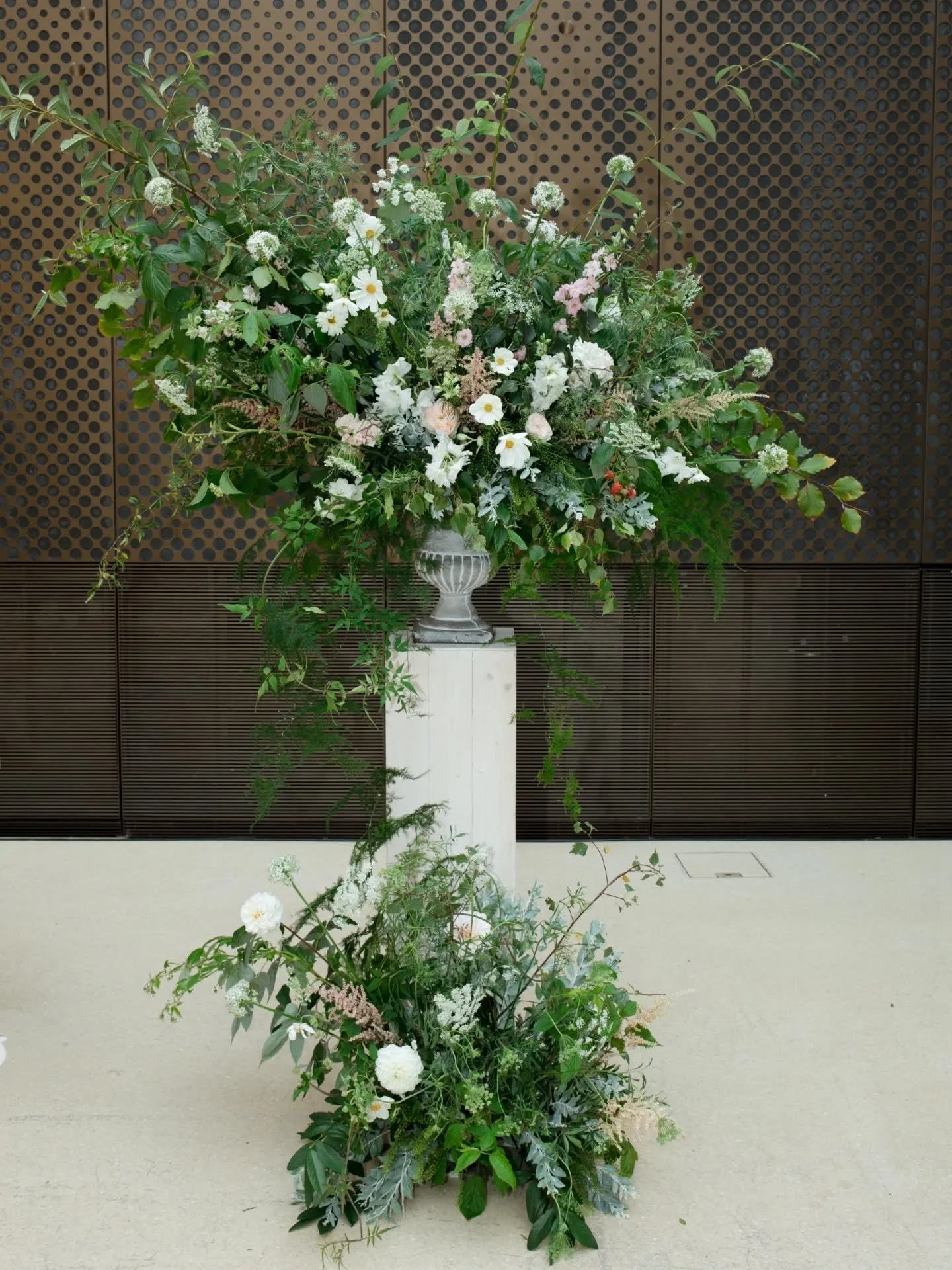 Asking the Universe for more of this next year. 

✨ Awesome Couples 
🌿 Epic Oversized Urns
✨ The fabulous @eloiseandmitch capturing the day
🌿 Phenomenal Venues @hackneyvenues 
✨ Beautiful Design Briefs 

Drop us a like if you agree 👍

Hackney Wedd