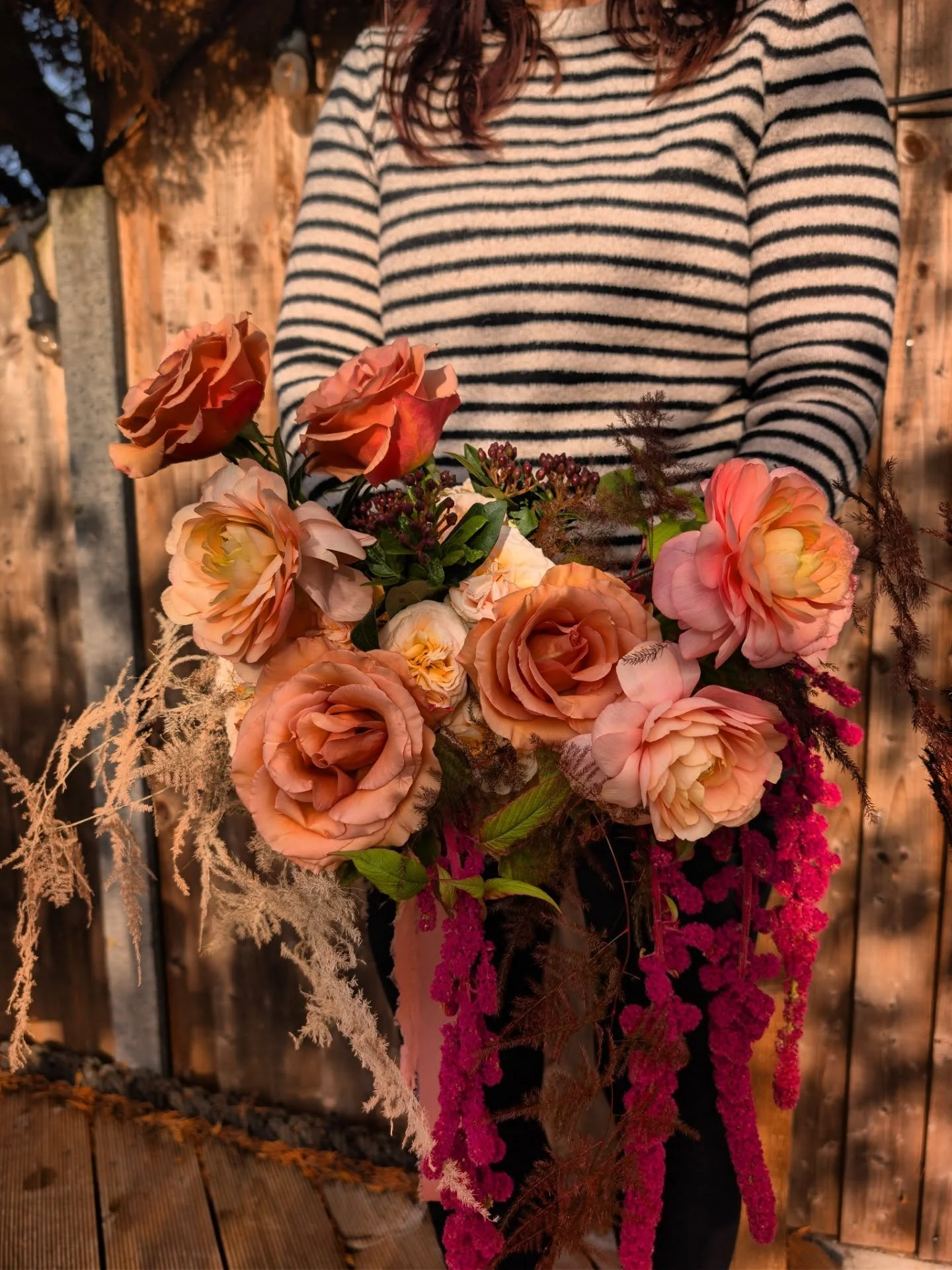 🧡 Forever a Sunset Chaser 🍂✨🔥 

Adoring the silhouettes of these burnt toned blooms. 

.
.
.
.
.

Anti Wedding | Cool Girl Wedding Aesthetic | Garden Roses | Modern Florals | Kent wedding | Surrey wedding | Surrey wedding florists| Kent wedding fl