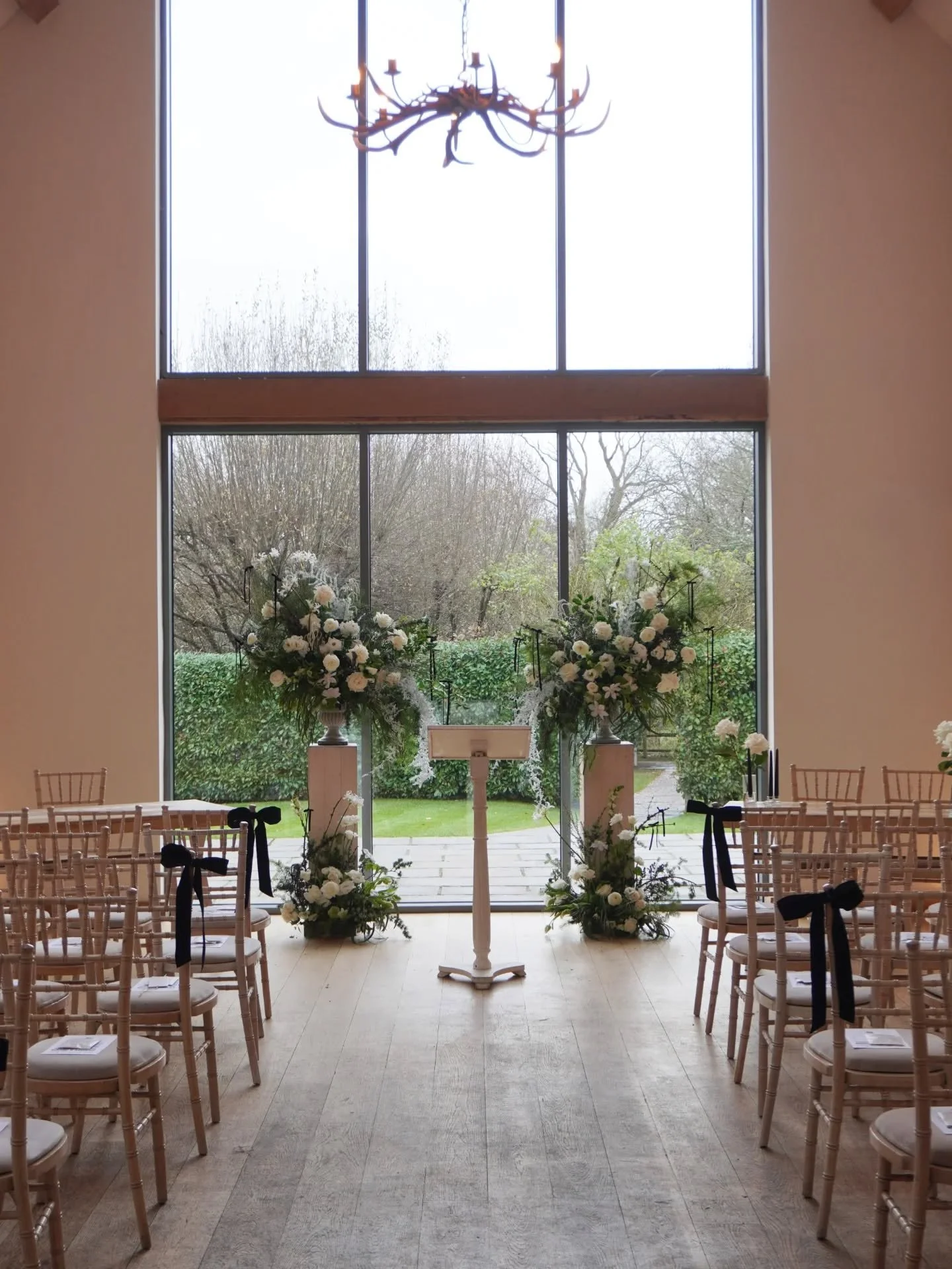 Black &amp; White Eleganza 🤍🖤 When every flower earns its place.

Elite roses, cloud-soft ranunculus and star-shaped clematis &mdash; bold, sculptural, unforgettable.

A monochrome palette built on contrast: black candles, velvet ribbon and clean w