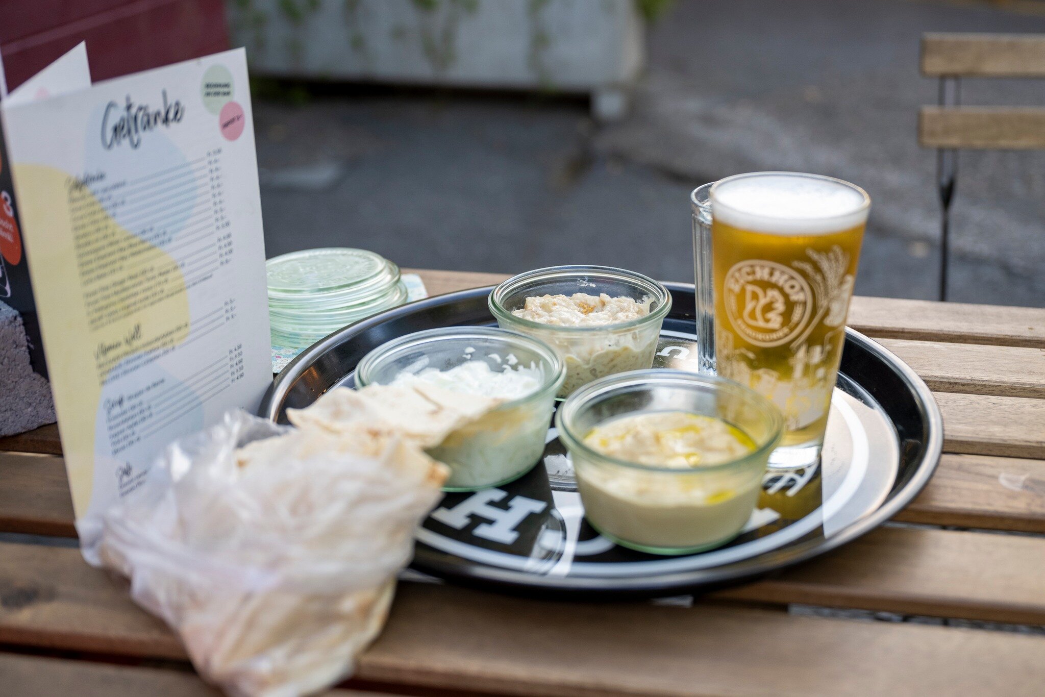 Feine Mezze vom Barbes und ein feines Eichhof-Bier oder tolle erfrischende Drinks geniessen? Dann hopp zu uns ins universum. Unsere Bus Buvette hat einiges zu bieten!