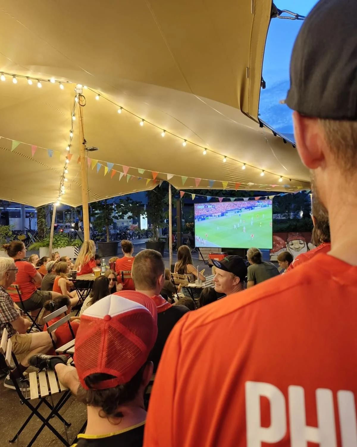 Was f&uuml;r ein Start gestern bei unserem #publicviewing  der @luzern.weuro2025 
Leider sportlich nicht ganz geglpckt aber wir freuen uns  auf spannende Matches bis Ende Juli. Komm vorbei und  fieber mit!

@heinekench 
@uniluzern 

@loetscherplusgru