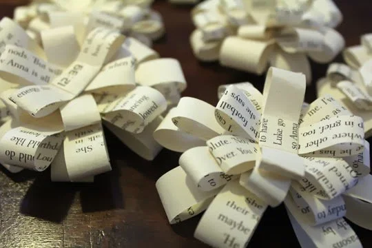 homemade-paper-bows-old-books-craft.jpg