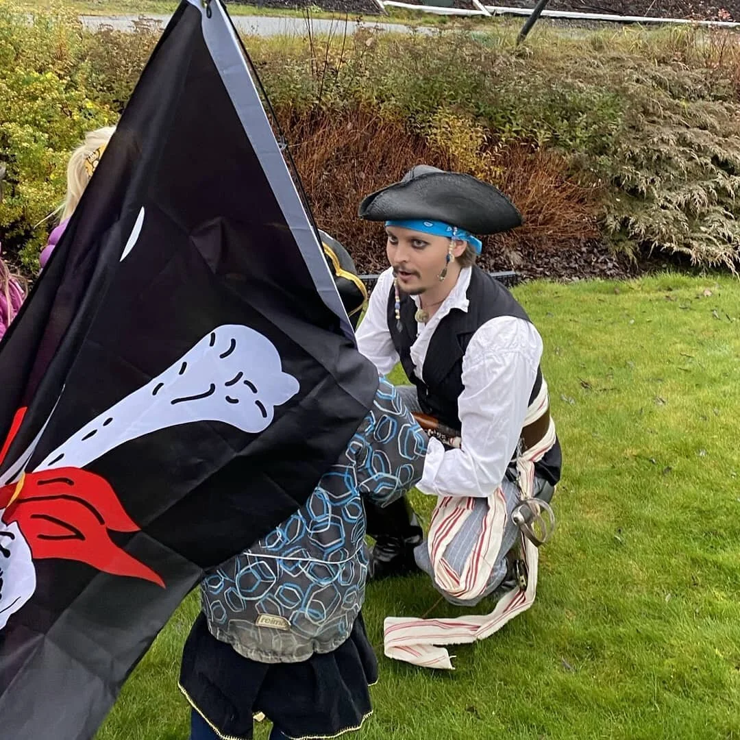 Hva skjer n&aring;r Kaptein Piraja kommer p&aring; bes&oslash;k? For en opptreden til tusen dinarer l&aelig;rer kapteinen barna hvordan de lager sitt helt egne skattekart! Etter det ser vi p&aring; kartet og g&aring;r p&aring; en skikkelig skattejakt