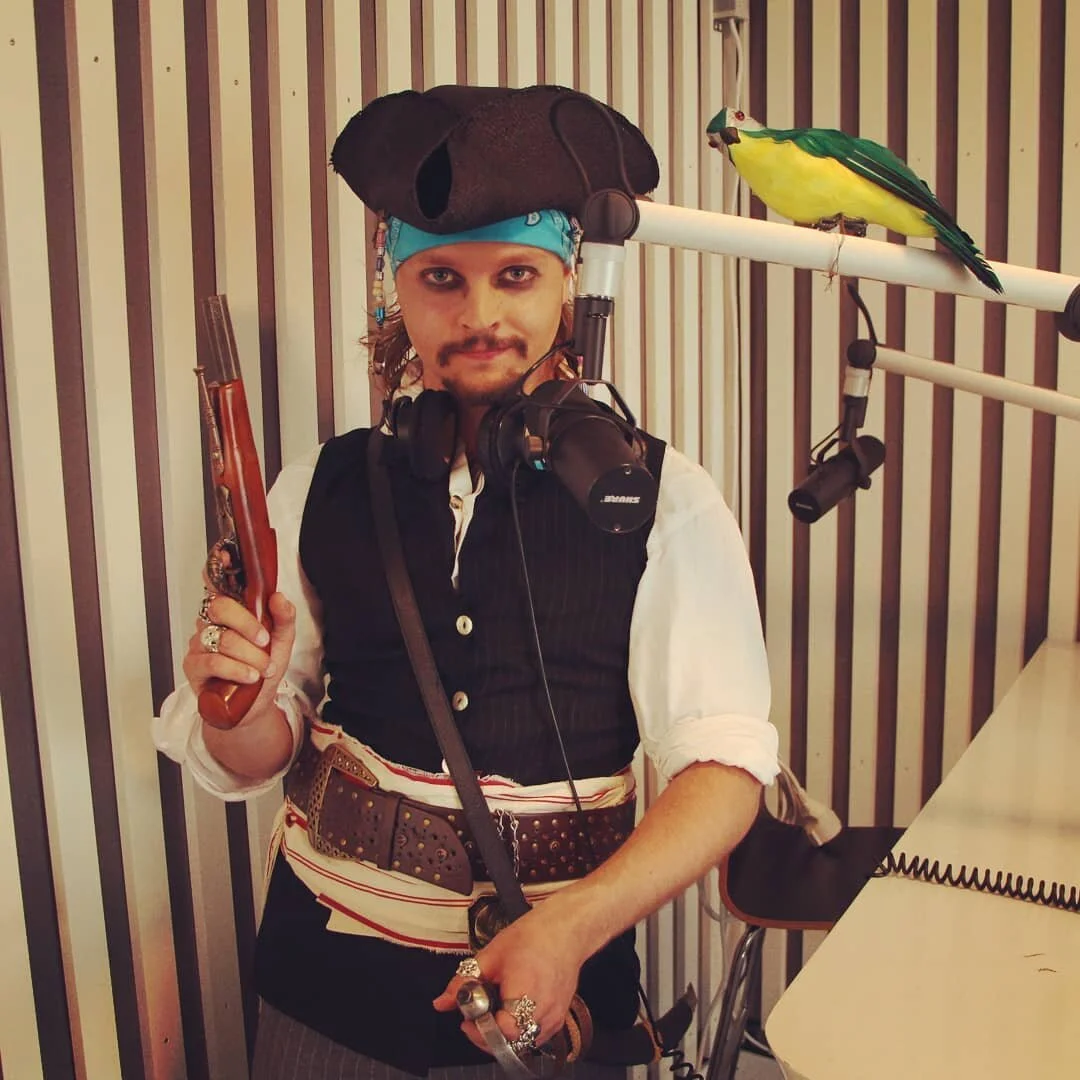 Piratradio p&aring; @radiokongsvinger klokka 17:20 #kapteinpiraja #sj&oslash;r&oslash;ver #sj&oslash;r&oslash;verbursdag #pirate #pirat #jacksparrow #papeg&oslash;ye #kongsvinger #visitkongsvinger #radiokongsvinger