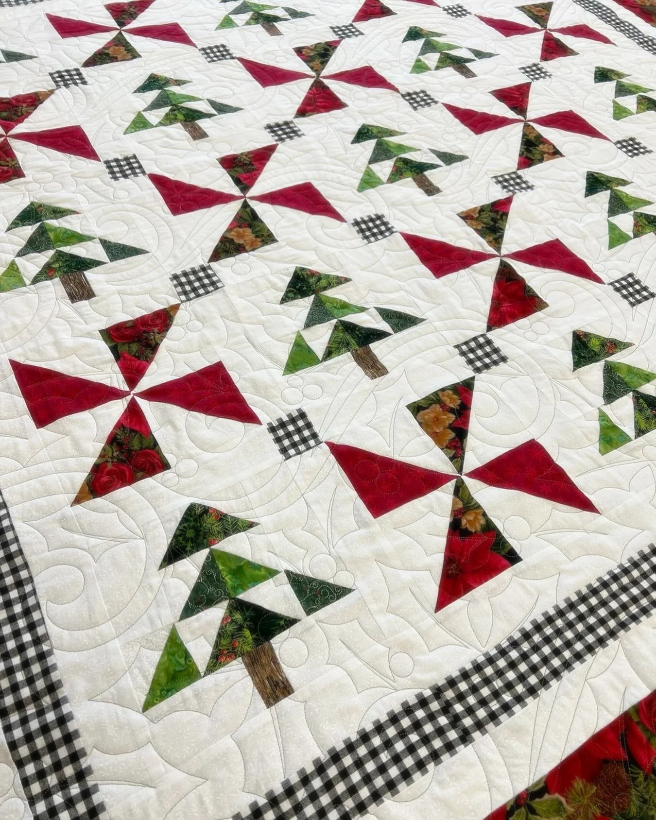 Quick update, friends! We&rsquo;ll be capping our by-Christmas longarming turnaround on December 5th, so get your holiday quilts in here before next Friday!! 

If you don&rsquo;t have your backing or batting, we can help, just get them in, or it&rsqu