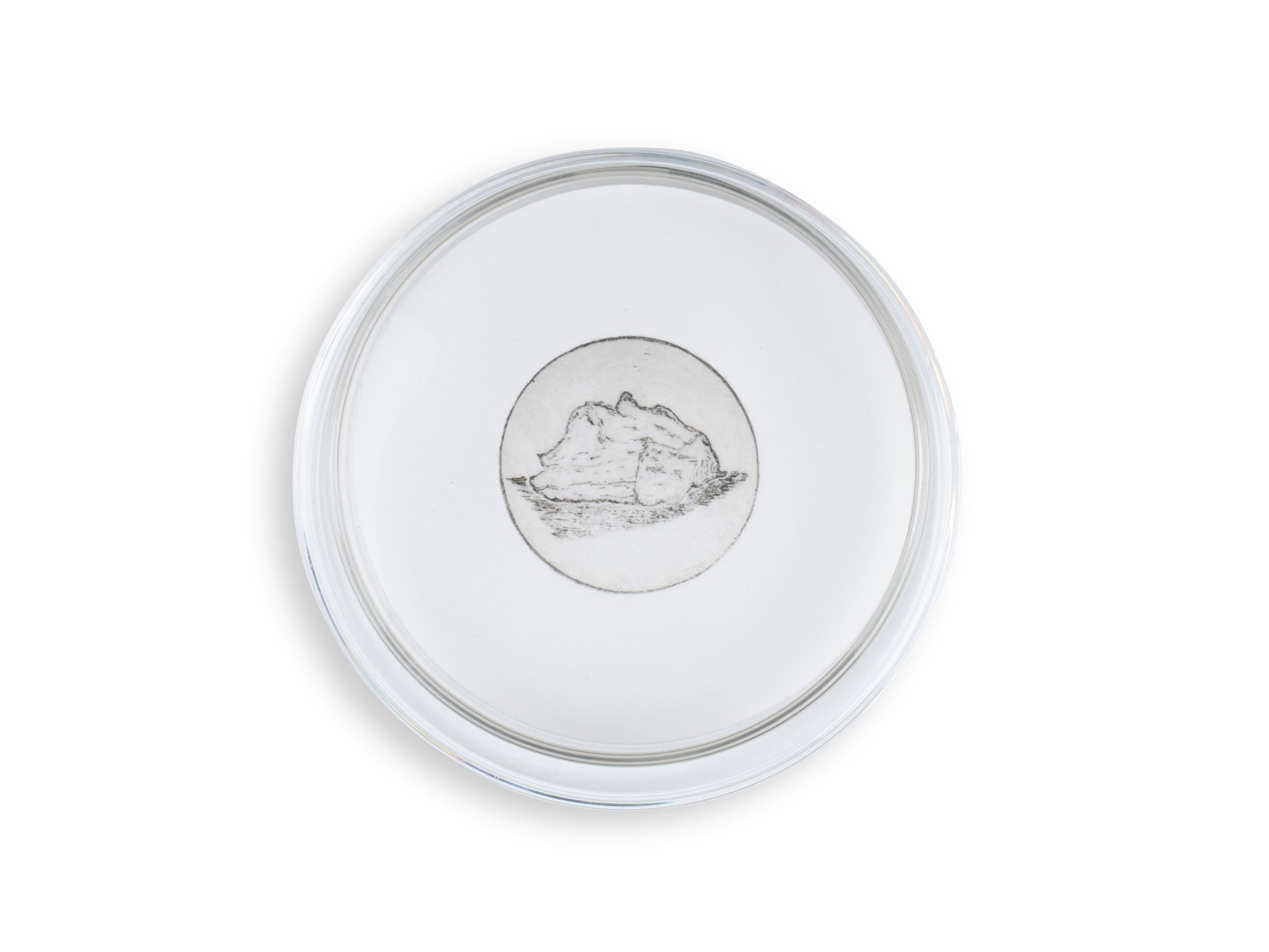 Clément Philippe, "Echantillon #1", 2018, Eau-forte, boite de Pétrie., 10cm de diamètre.
Crédit Photo : INU Studio