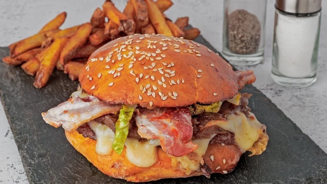 photoshoot_for_mate_cheesy_bacon_burger_550x440.jpg