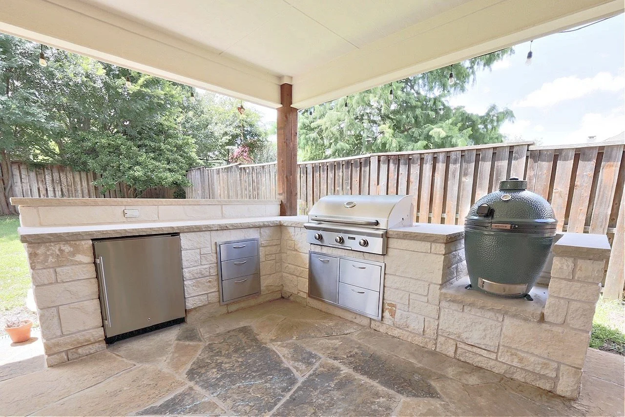Modern outdoor kitchen with outdoor grill and outdoor bar in Trophy Club, TX