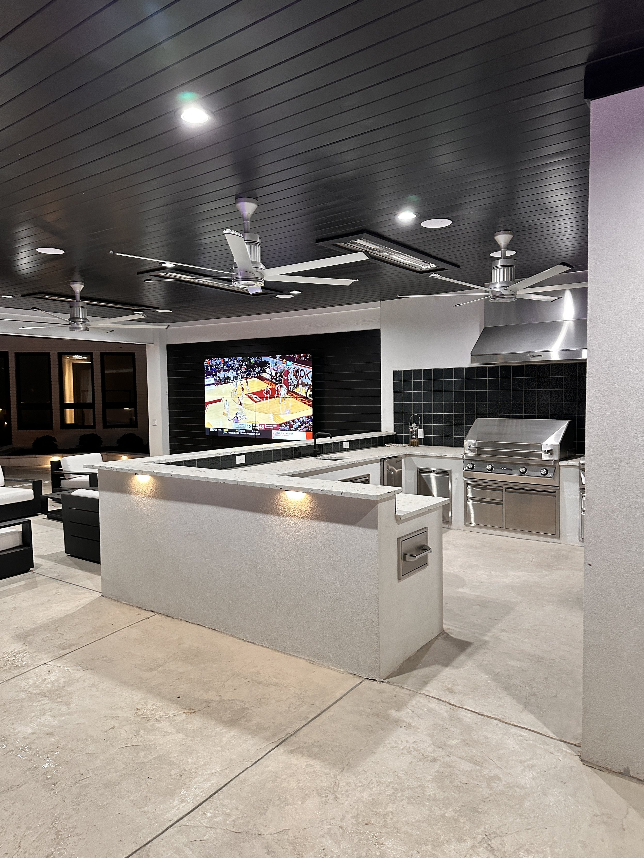 Turn Your Aledo, TX Backyard Into a Hosting Hotspot With an Outdoor Grill and Outdoor Bar Setup