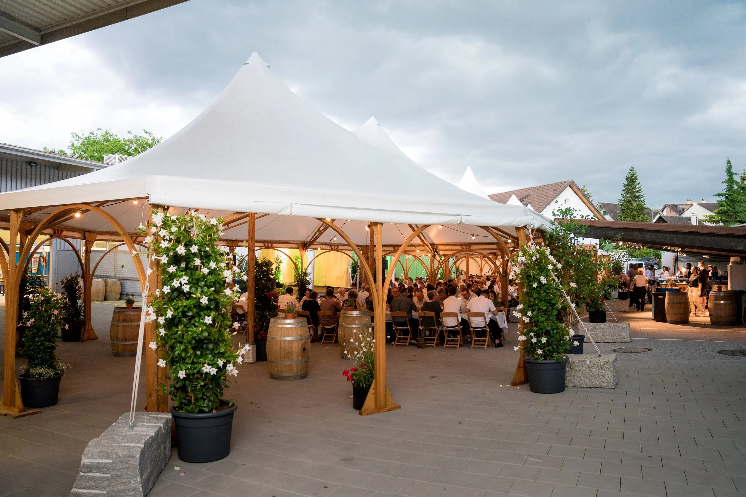 GreenEvents Zelt mit Pflanzen bei den Holzbogeneingängen