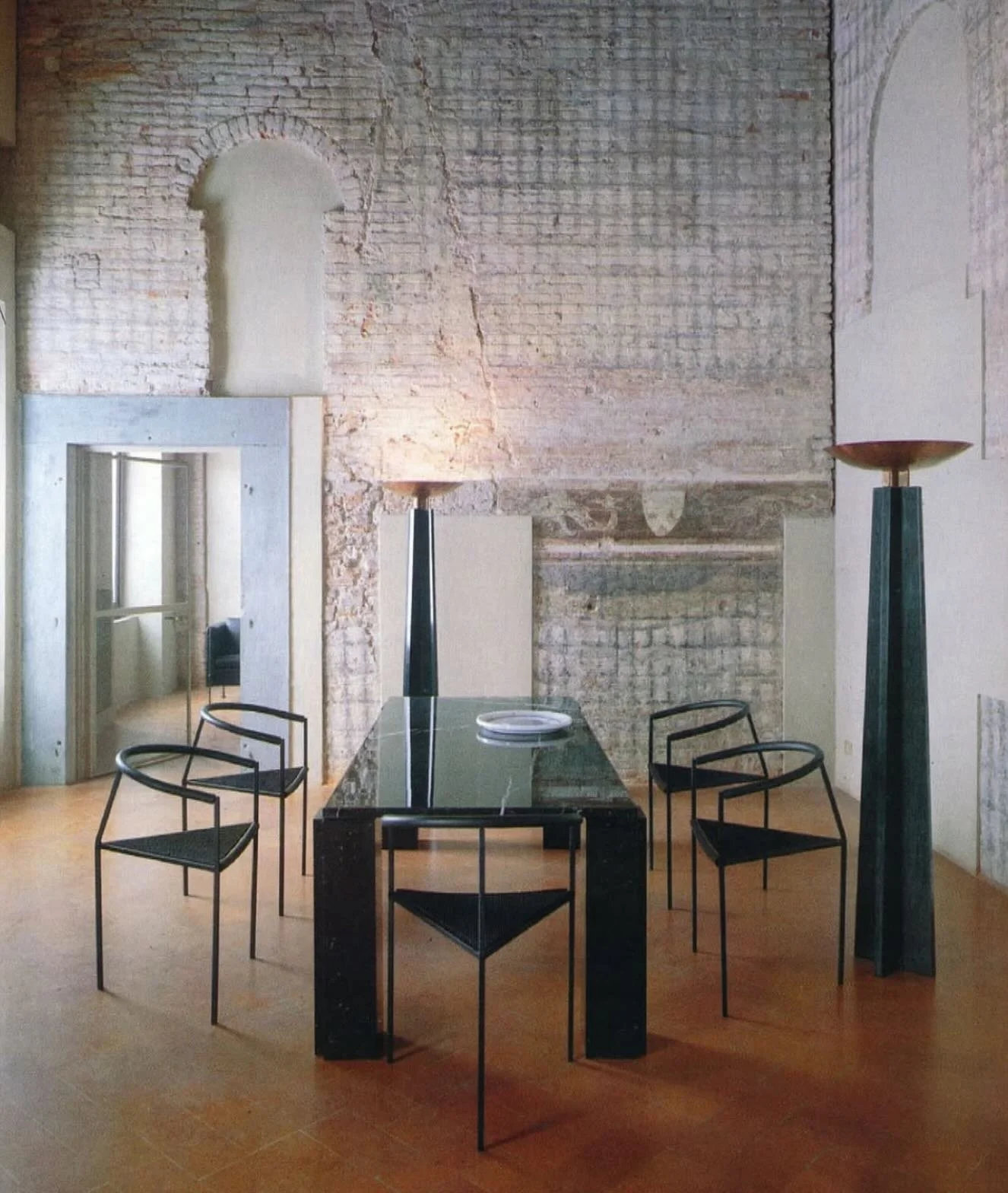 Palazzo Lanfranchi, Pisa (1986)
The meeting room on the first floor, overlooking the garden, still preserves traces of ancient frescoes with noble coats of arms and old openings, now walled up.
Meno un sedicesimo marble table and Wagneriana floor lam