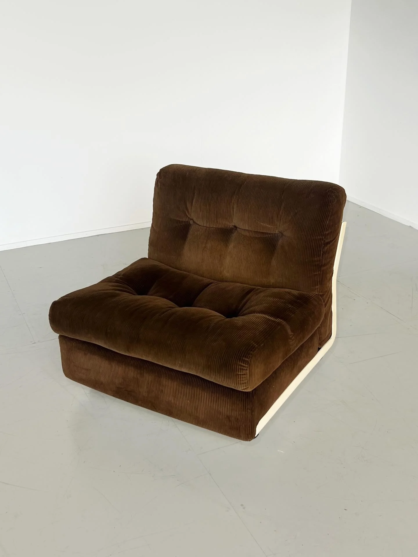 SOLD 🤎
An iconic archive piece by Mario Bellini, the Amanta lounge chair pairs warm brown cord upholstery with the signature smooth cream shell base. Its low,
generous proportions and sculptural form embodies Bellini&rsquo;s 1970s design language mo