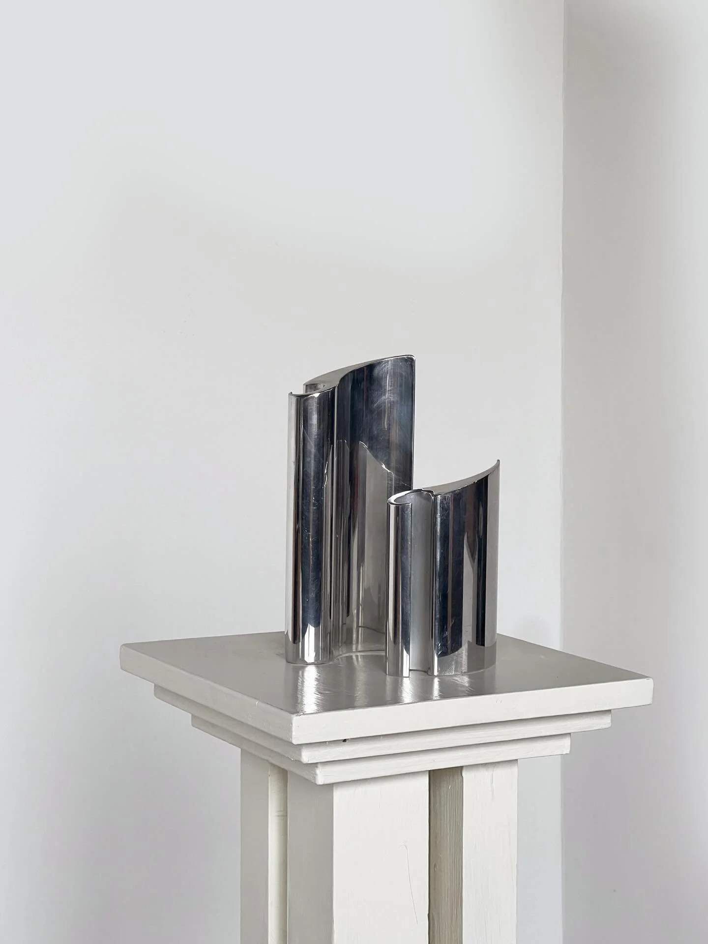 Small Objects, Lasting Presence: Gift-able items that don&rsquo;t compromise on design under &pound;250

Curved sculpture pair
Brushed lamp &amp; shade 
Variegated wooden dish
Aluminium shell dish with resin 
Handmade silver tray by Micheal Aram 
Mar