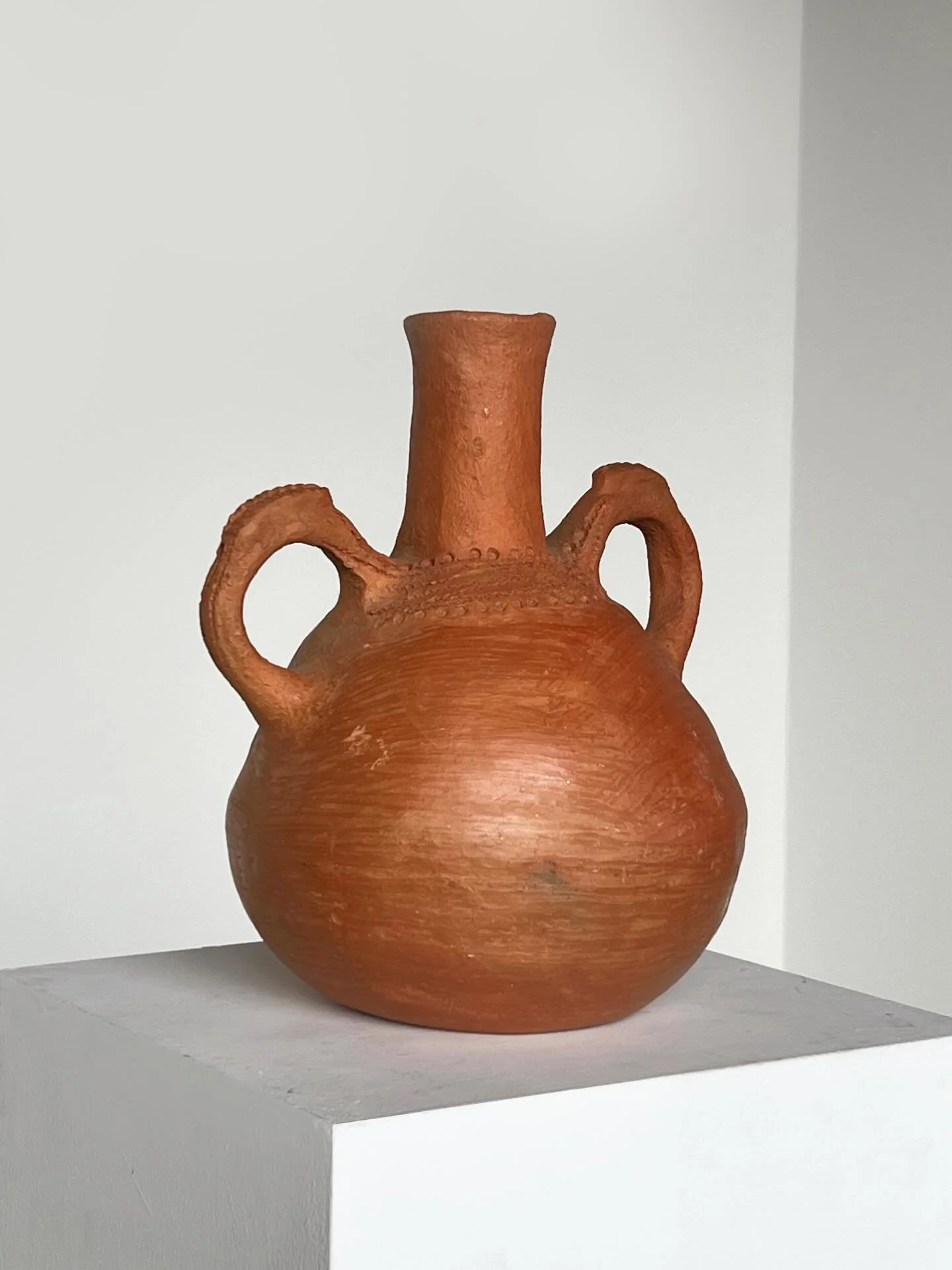 A spring selection of small sculptural objects and furniture. I&rsquo;m always drawn to silhouettes, tactility, varying eras and and how they create a palette together: 

Terracotta handmade amphora vessel 
Carved timber vase with spirals and snakes 