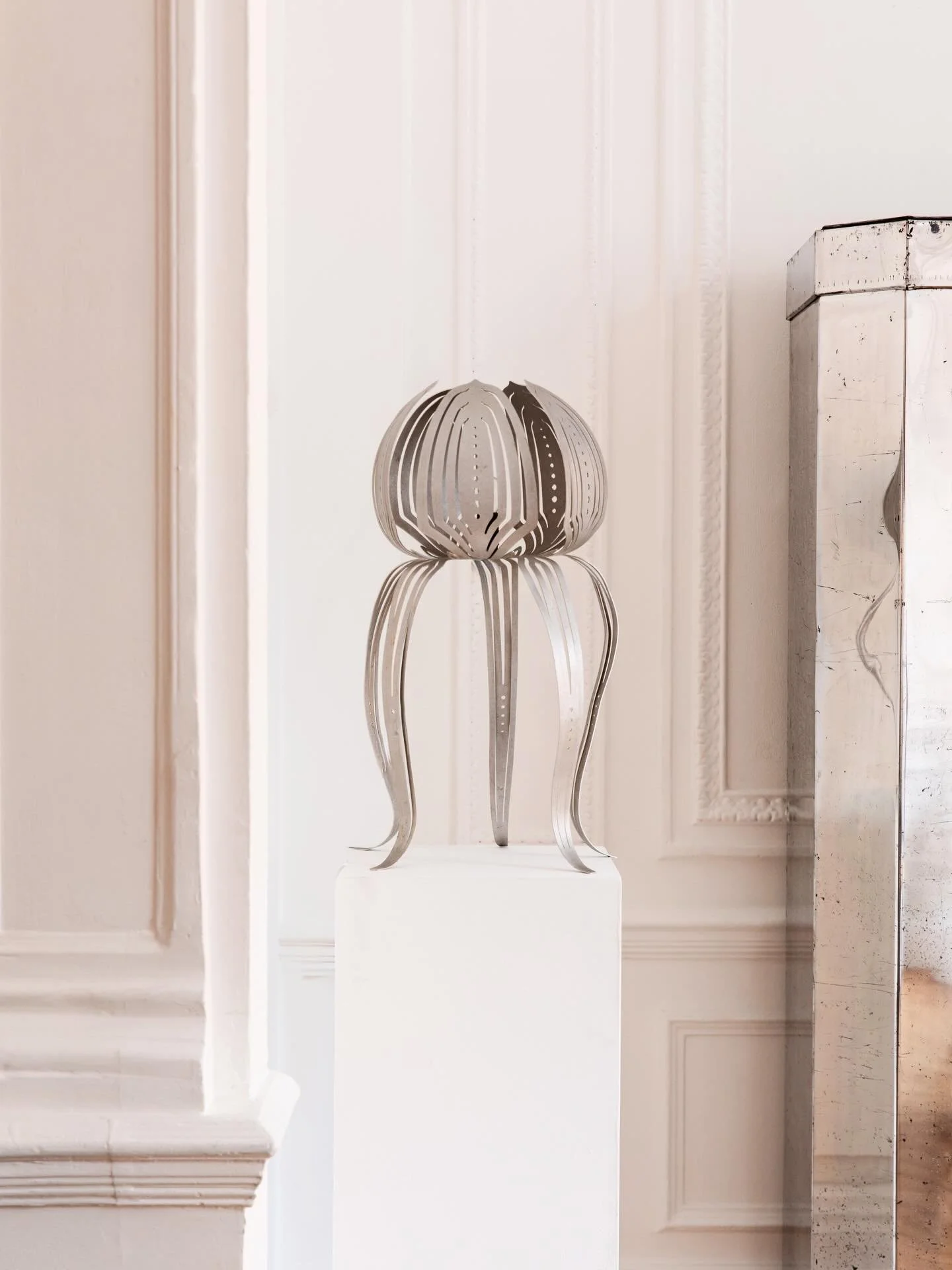 The Quiet Art of lighting: An edit of one-off pieces that shift how a space is felt, not just seen. Lighting chosen for how soften, anchor and hold a space.

Sculptural metal lamp
Harvey Guzzini Olympe large lamp
Saturn global table lamp
Brushed shad