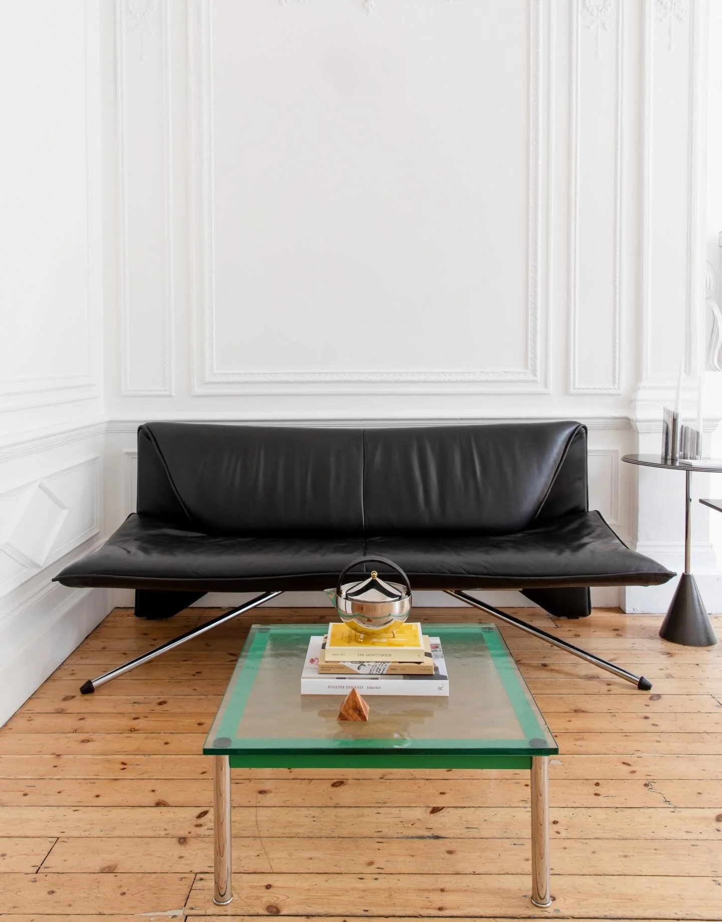 LC10 Le Corbusier glass coffee table. A glass and tubular polished steel table with powder coated frame in iconic green with Cassina product number.

Le Corbusier, Charlotte Perriand and Pierre Jeanneret exhibited the first version at the Salon d&rsq