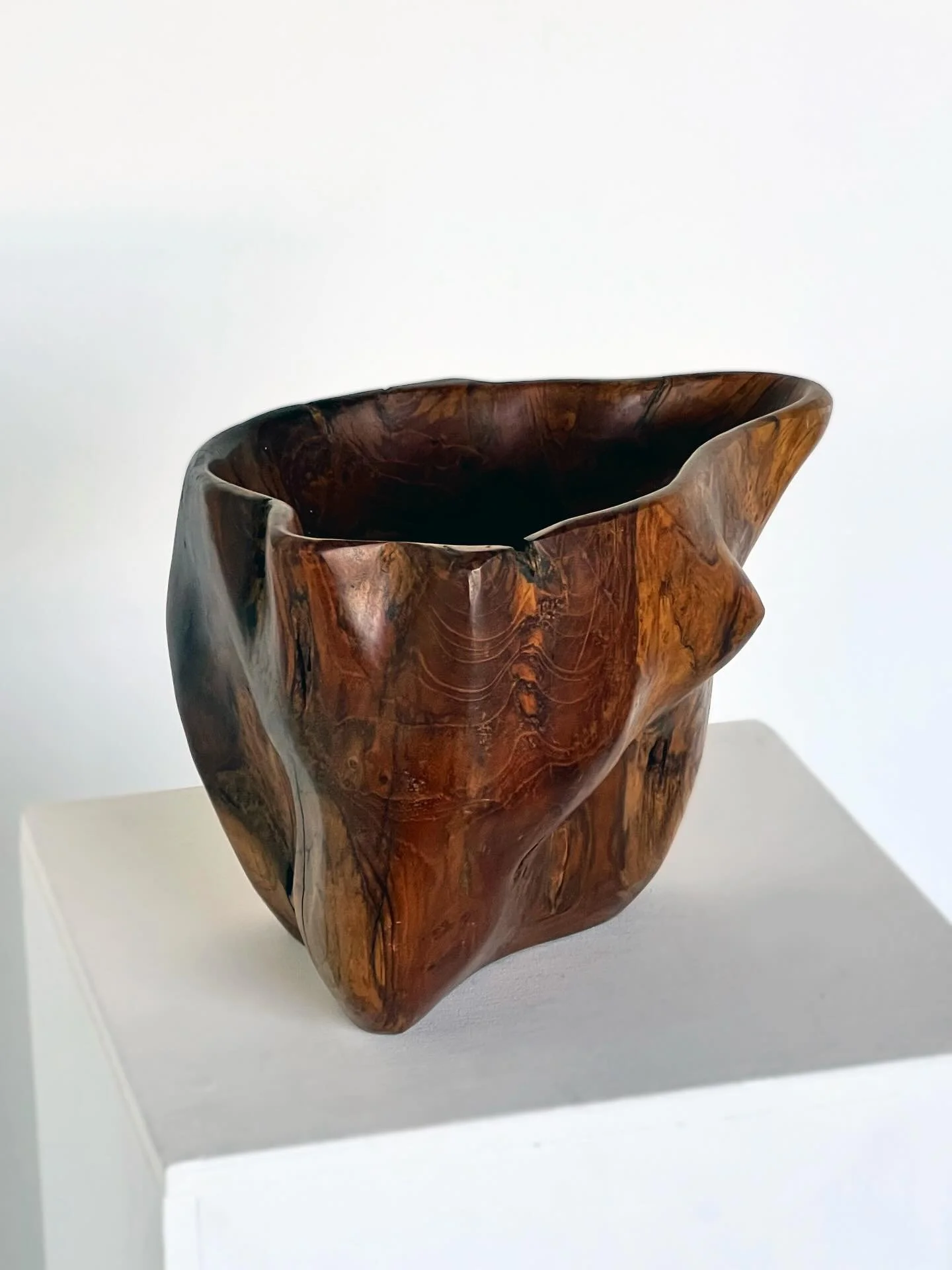 Hand-carved wooden bowl with an irregular, sculptural form.

The shape follows the natural grain of the wood, folding and opening in response to it. Variations in tone and pattern run through the surface, giving the piece depth and movement.

Both fu