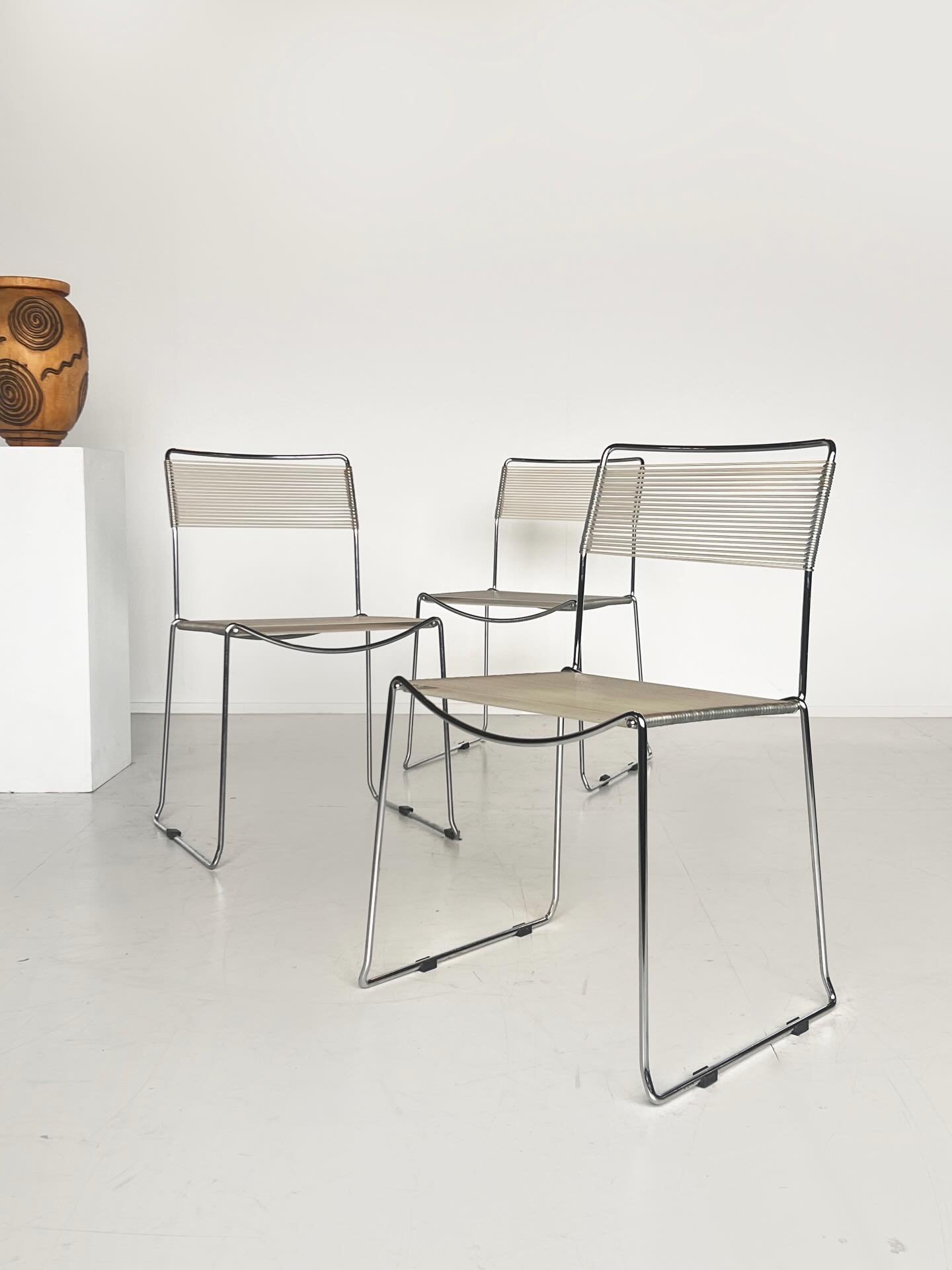Set of three chrome dining chairs with spaghetti cord seats and backs, in the manner of Giandomenico Belotti for Alias.
A continuous tubular frame and sled base support a light, tensioned surface. 1970s, Italian.

Can be sold separately, 3 available,