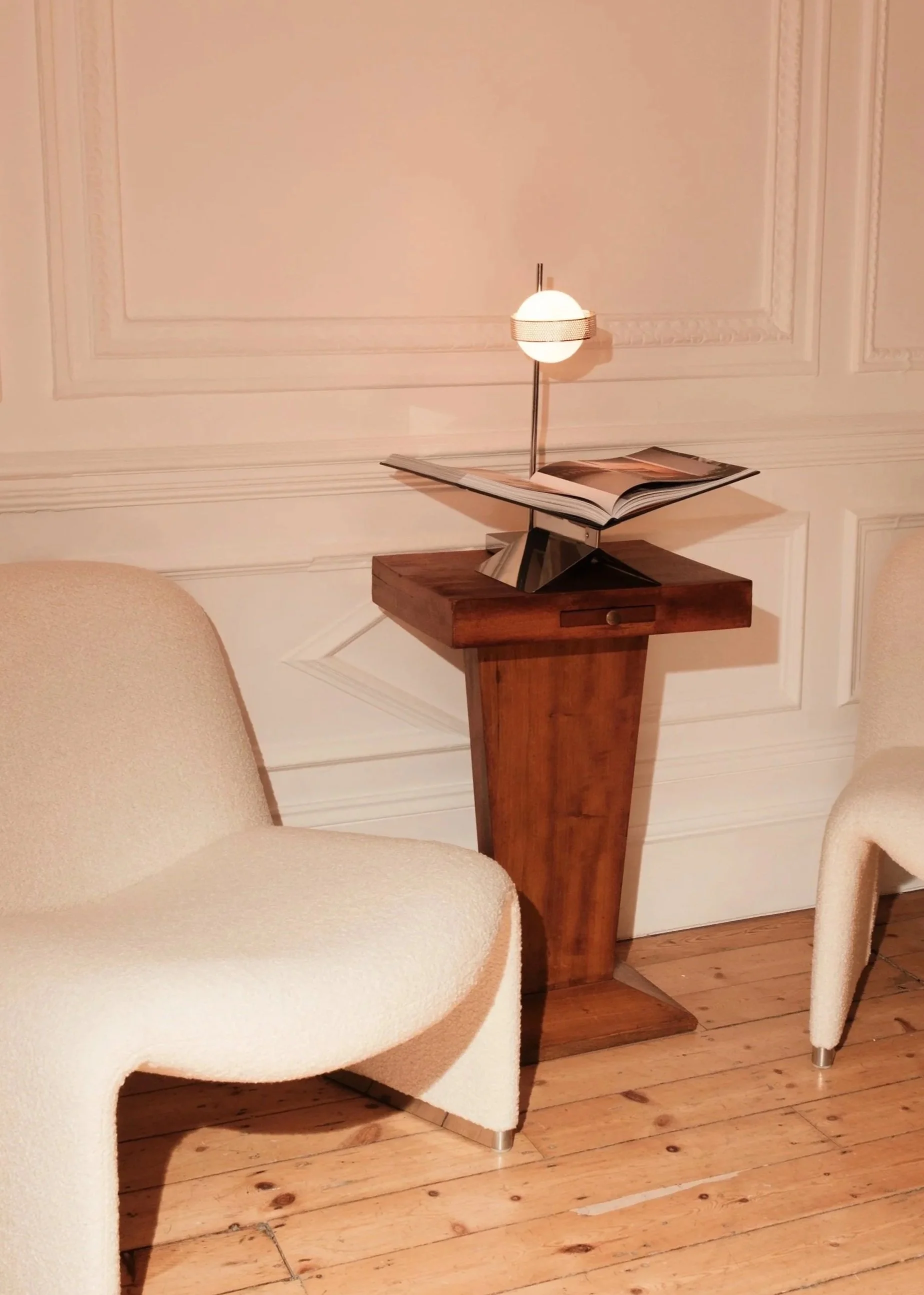 Deco pedestal