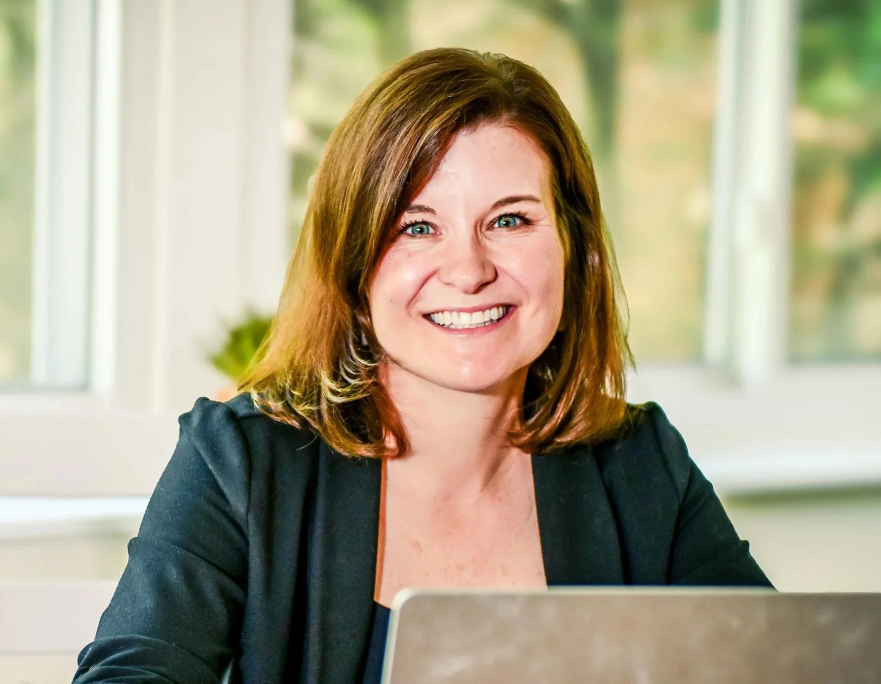woman with black shirt with computer