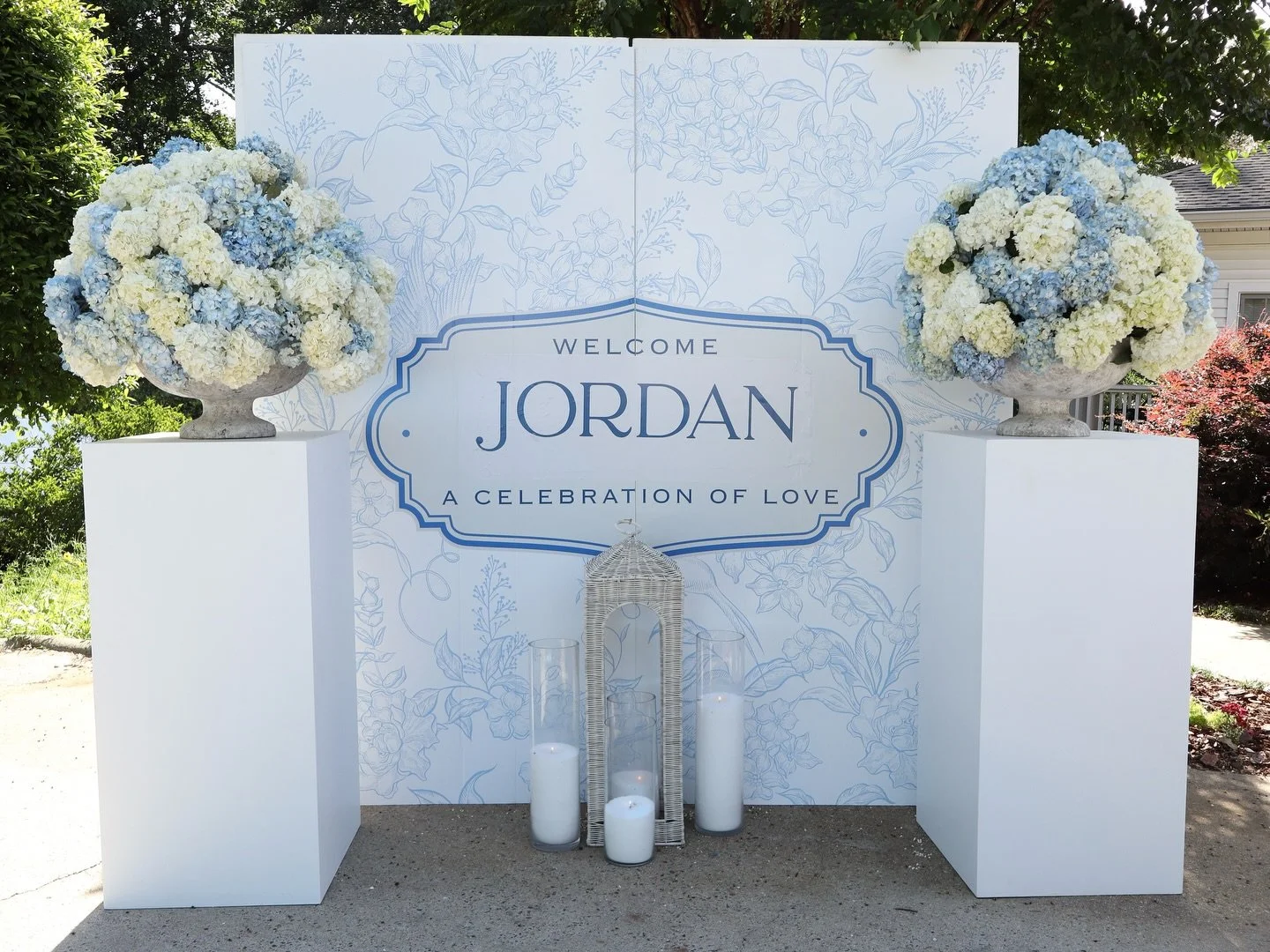Backyard&hellip;but make it unforgettable. 🤍💙

What began as a private backyard transformed into an elegant celebration layered with custom details, lush hydrangeas, chinoiserie accents, candlelight, and thoughtful design from the moment guests arr