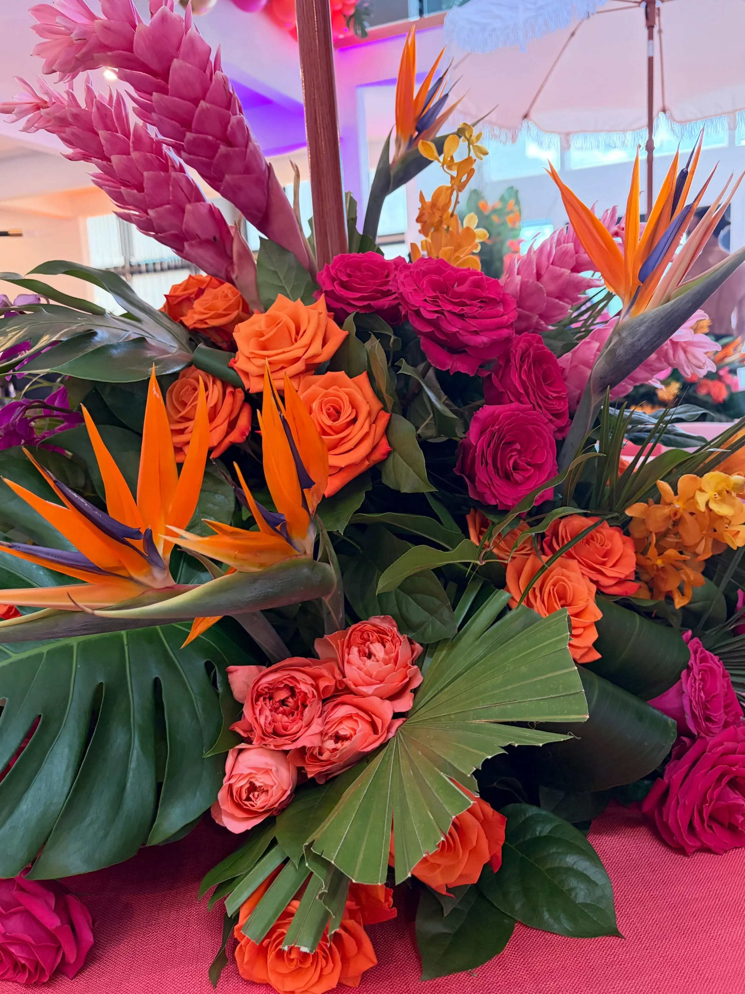 Can you guess the theme just from the d&eacute;cor? 👀🌴✨

No hints, no names, just vibes.

The colors, the tropical florals, the bold details, the textures&hellip; everything was intentional. But the real question is, what theme do you think we were