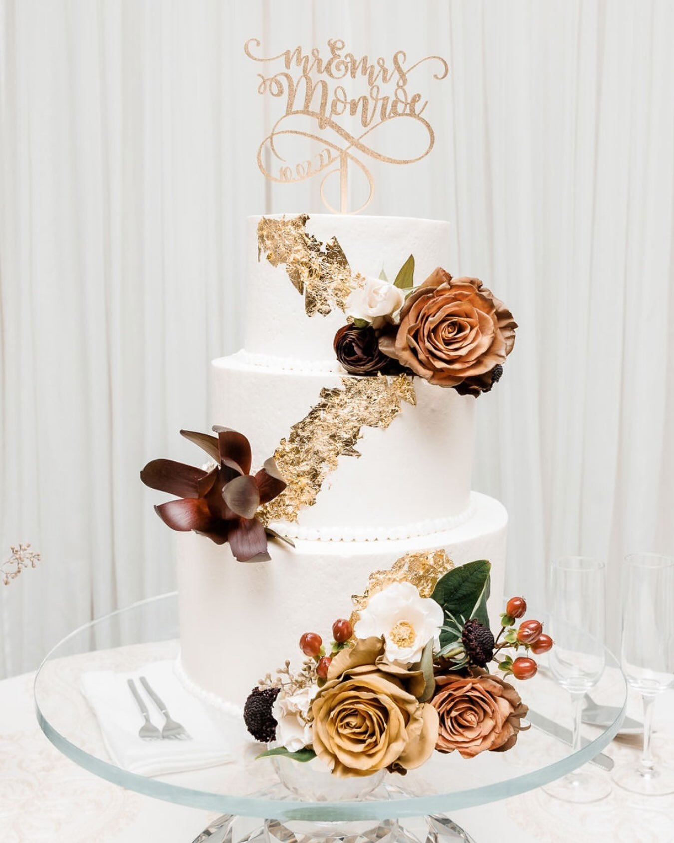 Warm caramel, rich chocolate tones and touches of gold bringing this beauty back for a little fall inspiration. 🍂

#WeddingCake #FallWeddingInspiration #AtlantaWeddings #WeddingInspiration #EventsByMesita