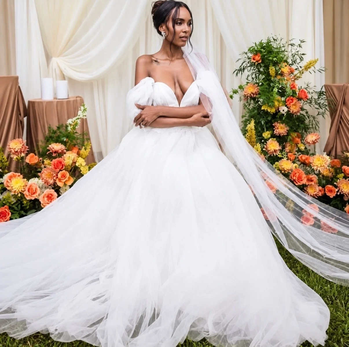 We&rsquo;re big on energy, and your wedding day florals should match yours. Bold, romantic, vibrant, or soft, every bloom should feel like you. ✨

Venue: @theivyontheplains
Planner: @eventsbymesita
Photo: @andrebrownphoto
HMUA: @jayleidesigns
Stylist