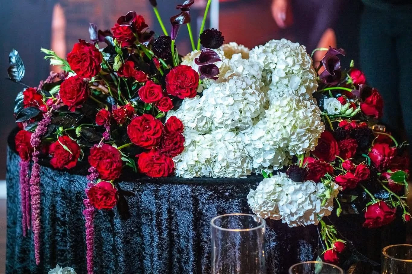 The mood is in the details. 🖤

Red roses, textured black linens, and the warm glow of candlelight. Each element works together to create a setting that feels romantic, inviting, and beautifully considered.

Which detail would you want at your celebr