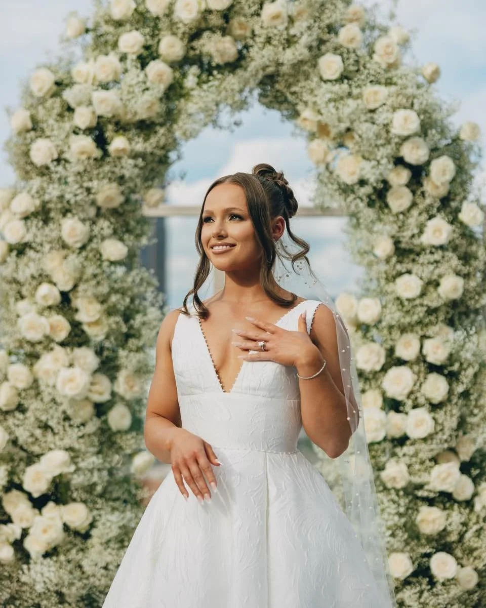 Bridal beauty, framed in blooms. 🤍🍃

From the floral arch to the bouquet in her hands, these soft white details brought romance to an Atlanta skyline wedding.

What&rsquo;s on your floral wish list: a statement ceremony backdrop, a lush bouquet, or