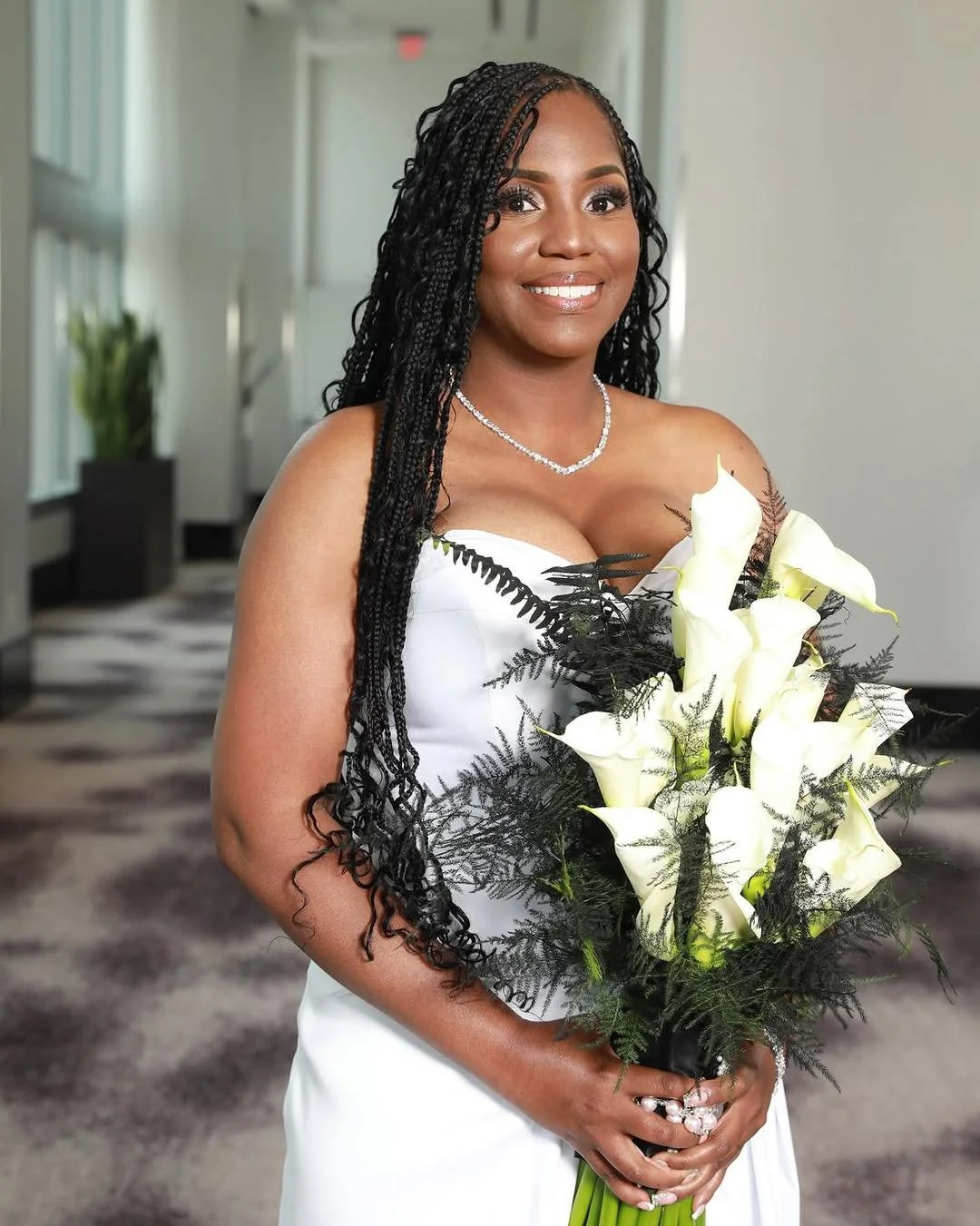 Radiant, right down to the details. 👰🏾&zwj;♀️

Her smile, those sculptural calla lilies, and the contrast of white blooms against dark foliage. A bridal look with softness, confidence, and personality.

What does your bouquet say about you?

#Event