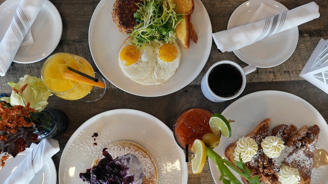 Brunch goals unlocked 🗝️✨ Feast your eyes on our sumptuous spread: corned beef hash with perfectly cooked eggs, fluffy blueberry pancakes, golden French toast paired with freshly brewed coffee, mimosas, and bloody marys. 🍳🥞☕️🥂 Your Sunday plans n