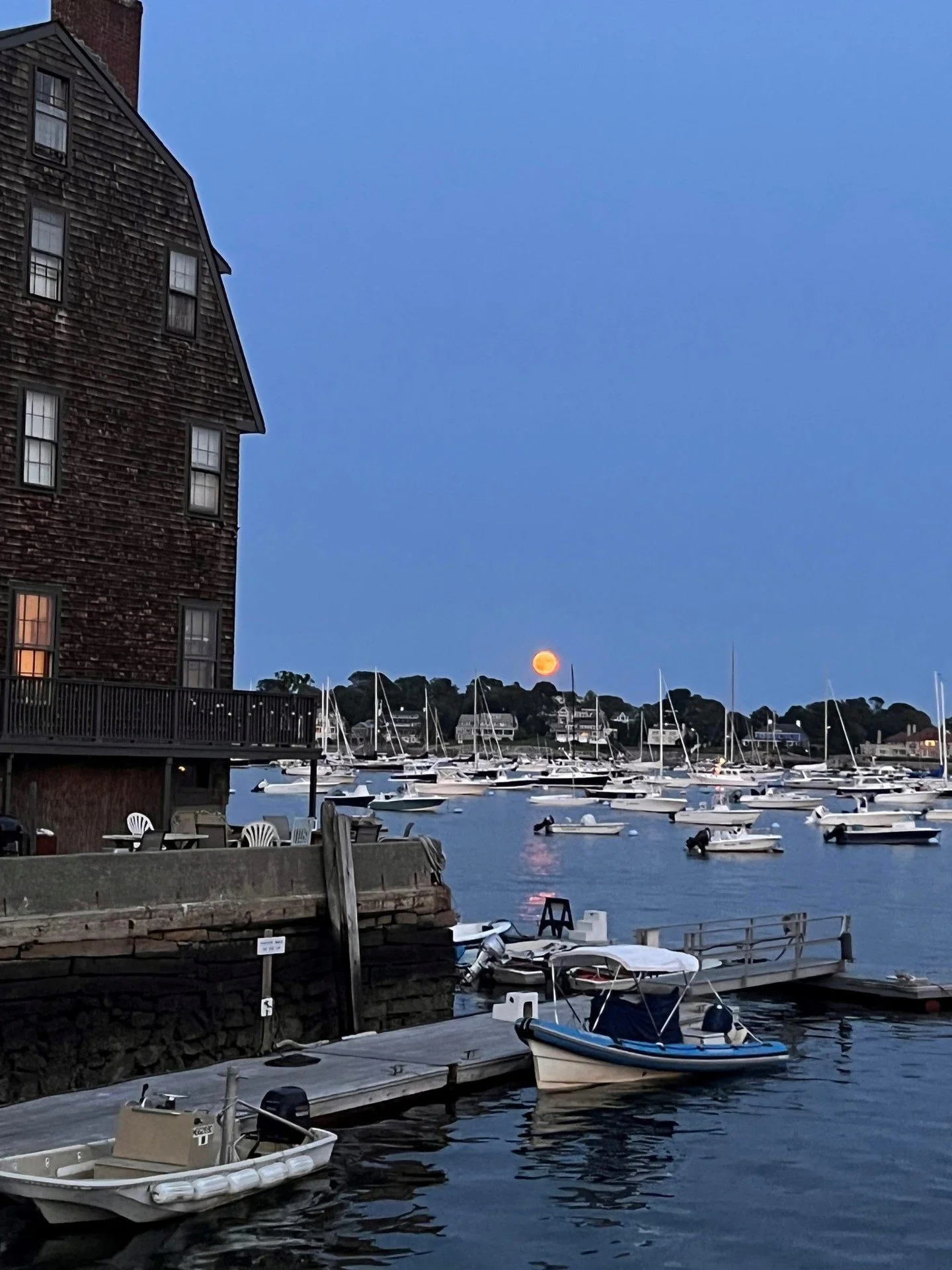 Friday night lights &mdash; Marblehead Harbor edition. 🌅✨

Whether it&rsquo;s cocktails at the bar or dinner by the water, The Landing is where fall weekends begin.