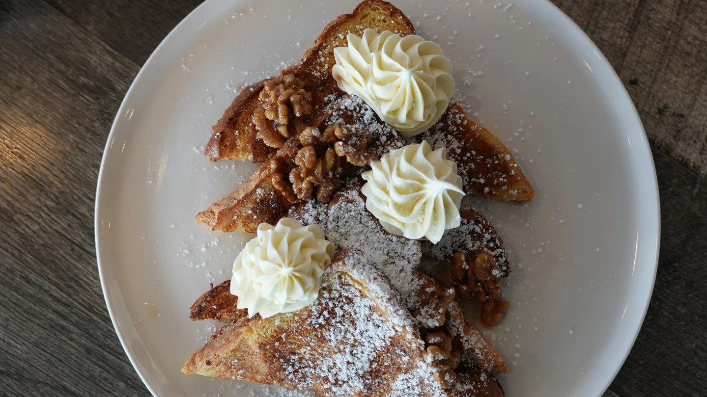 ☀️ Sundays done right start right here&hellip;

Brunch is officially underway at The Landing and the menu is stacked with favorites worth getting out of bed for 👇

🍳 Avocado Crispy Chicken Sandwich &mdash; crispy, savory, and perfectly stacked
🥞 F