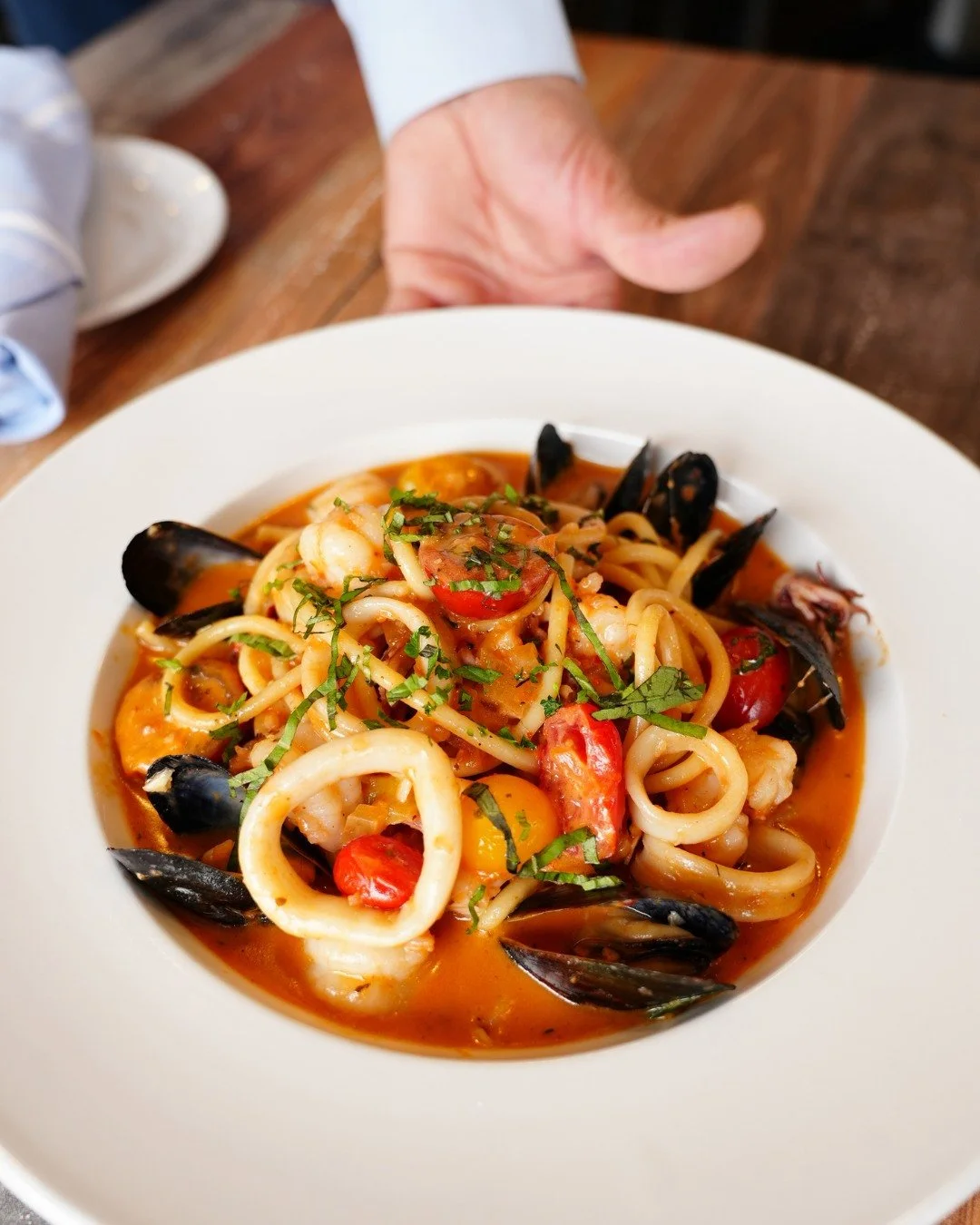 New spring - summer menu dish highlight 🍽️
Bucatini Seafood Pasta 🐟🍝 created with squid rings, mussels, shrimp, cherry tomato, chili flakes, in a pink sauce and topped with fresh chopped basil.
-
Thursday we have Glass Harbor Band at The Landing. 