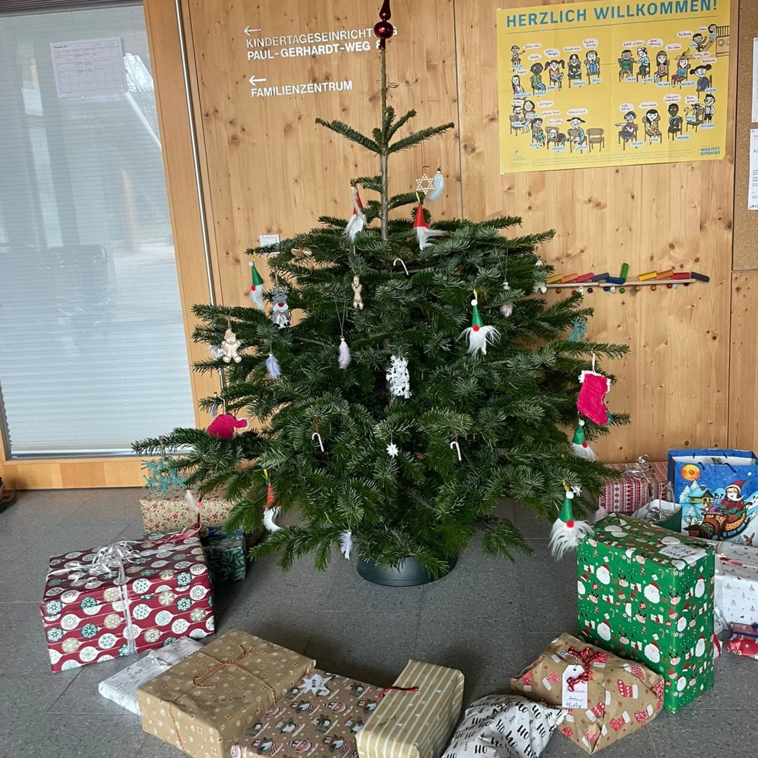 baum mit geschenken.jpeg