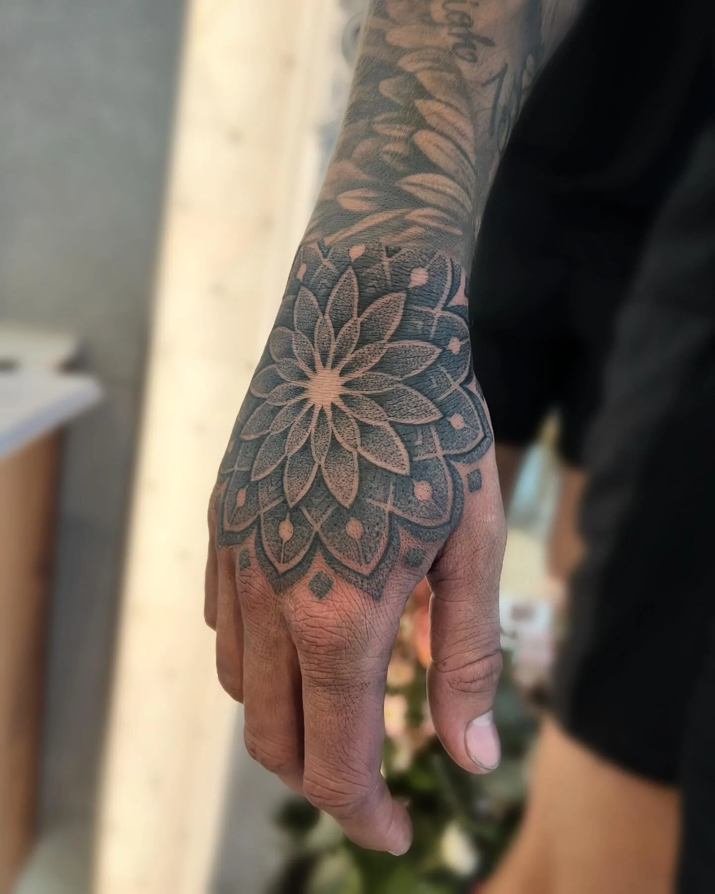 Love a mandala me 🙌🏼 
#artistsoninstagram #blackwork #blackworktattoo #dotwork #dotworktattoo #geometrictattoo #handtattoo #handtattoos #ink #inked #inkedup #instaart #linework #lineworktattoo #mandaladesign #mandalatattoo #sleevetattoo #tatted #