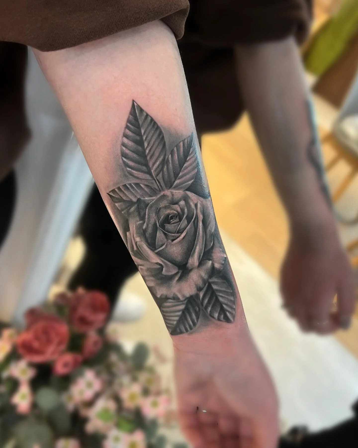 Great day today doing this cover up 🙌🏼✨ 
#blackandgrey #blackwork #blackworktattoo #colortattoo #coverup #coveruptattoo #coveruptattoos #floraltattoo #flowertattoo #ink #inked #linework #lineworktattoo #realistictattoo #rose #rosetattoo #rosetatt