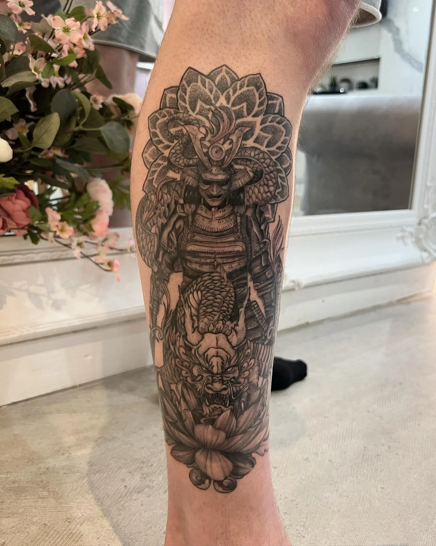 Was a pleasure doing this piece a couple of months ago! Pleased I finally got to get some photos of this after the touch up session 🙌🏼
* mostly all healed* 
#blackandgrey #blackandgreytattoo #blackwork #blackworktattoo #colortattoo #girlswithtat