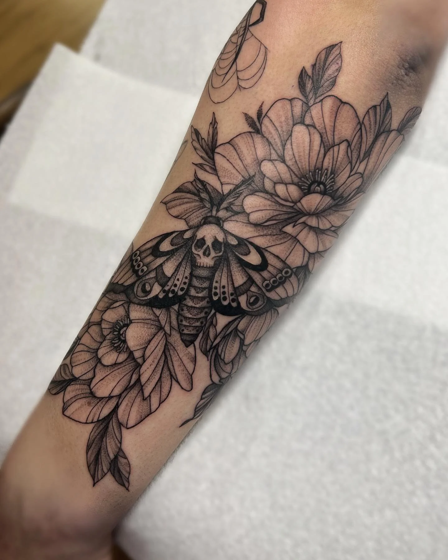 Todays fun! 
#abstractart #artistsoninstagram #artoftheday #contemporaryart #femaleartist #femaleartistsofinstagram #fineart #floraltattoo #flowertattoo #ink #inked #instaart #modernart #prettytattoo #prettytattoodesign #prettytattoos #rosetattoo #
