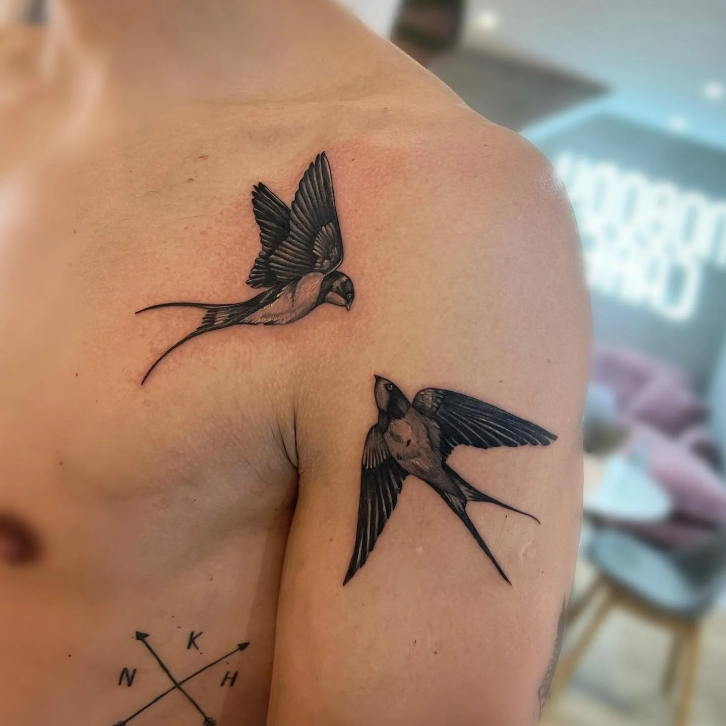 Love the placement with this one 🙌🏼 
#blackandgrey #blackandgreytattoo #blackwork #blackworktattoo #colortattoo #ink #inked #inkedup #sleevetattoo #swallowtattoo #tatouage #tattoo #tattooart #tattooartist #tattoodesign #tattooed #tattooer #tattoo