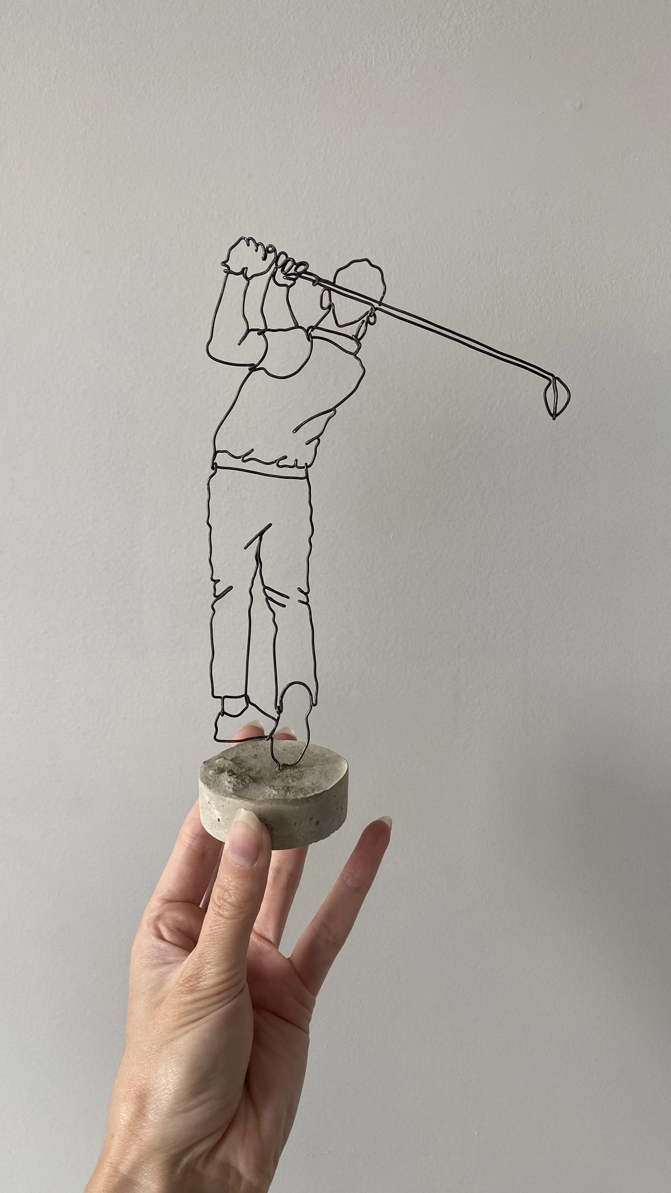 Golfer single line wire sculpture