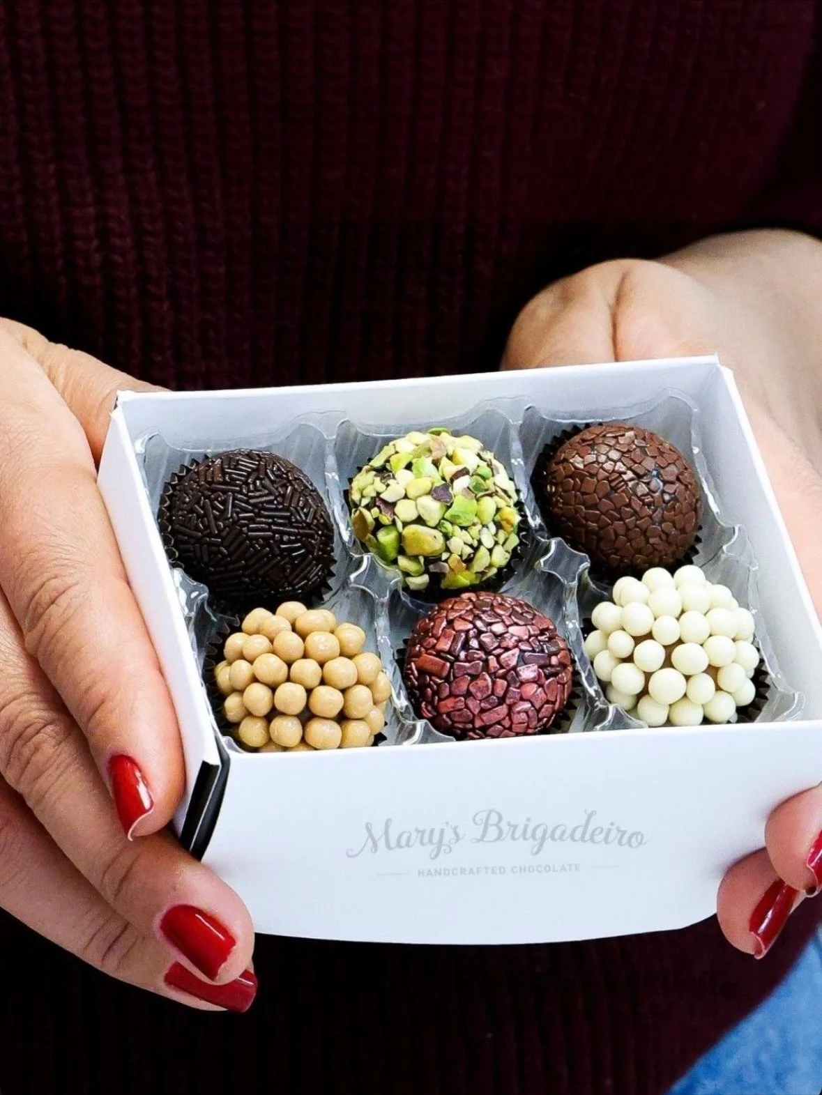 Looking for the perfect last-minute gift for your coworkers? @marysbrigadeiro offers beautifully handcrafted, indulgent chocolates&mdash;the ideal sweet treat to brighten anyone&rsquo;s day in the office! 🎁

#gifts #giftideas #giftguide #holidaygift